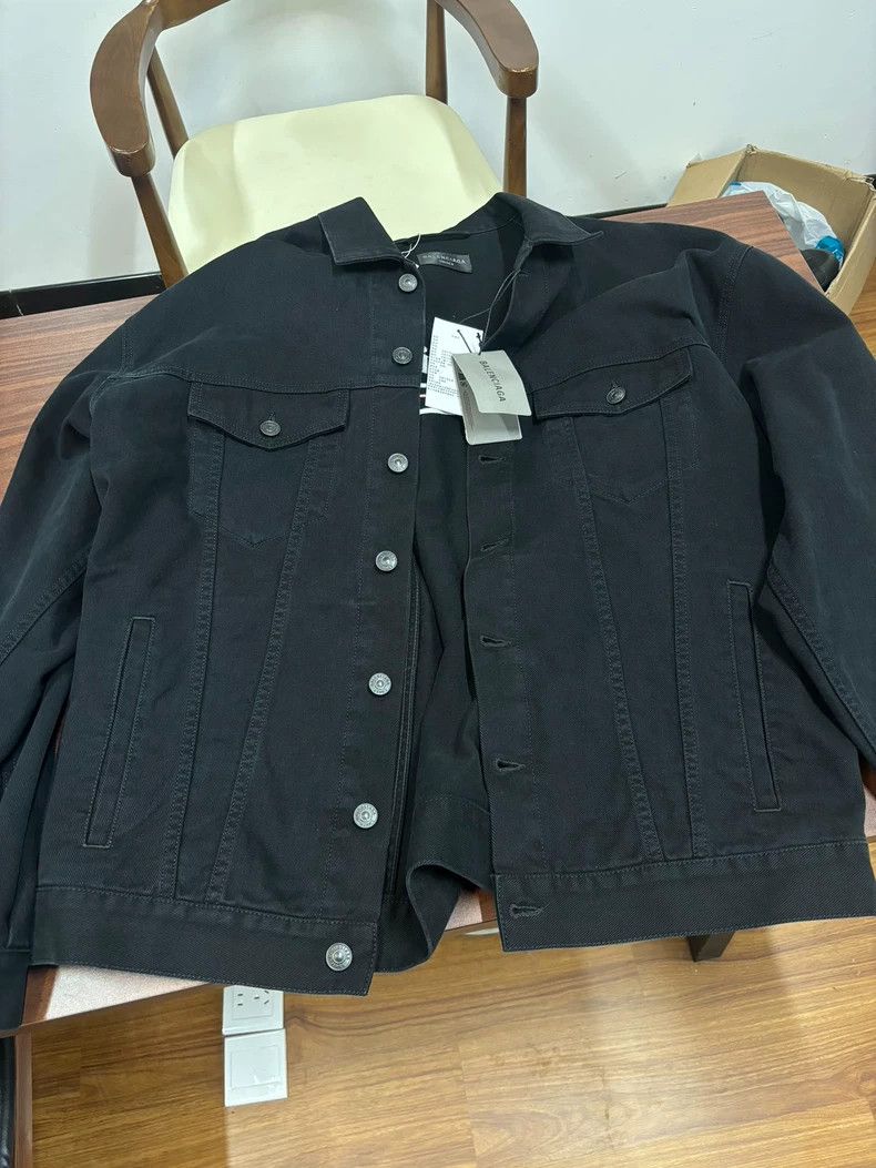 Balenciaga Balenciaga Block the waves logo Size US S / EU 44-46 / 1 - 2 Thumbnail