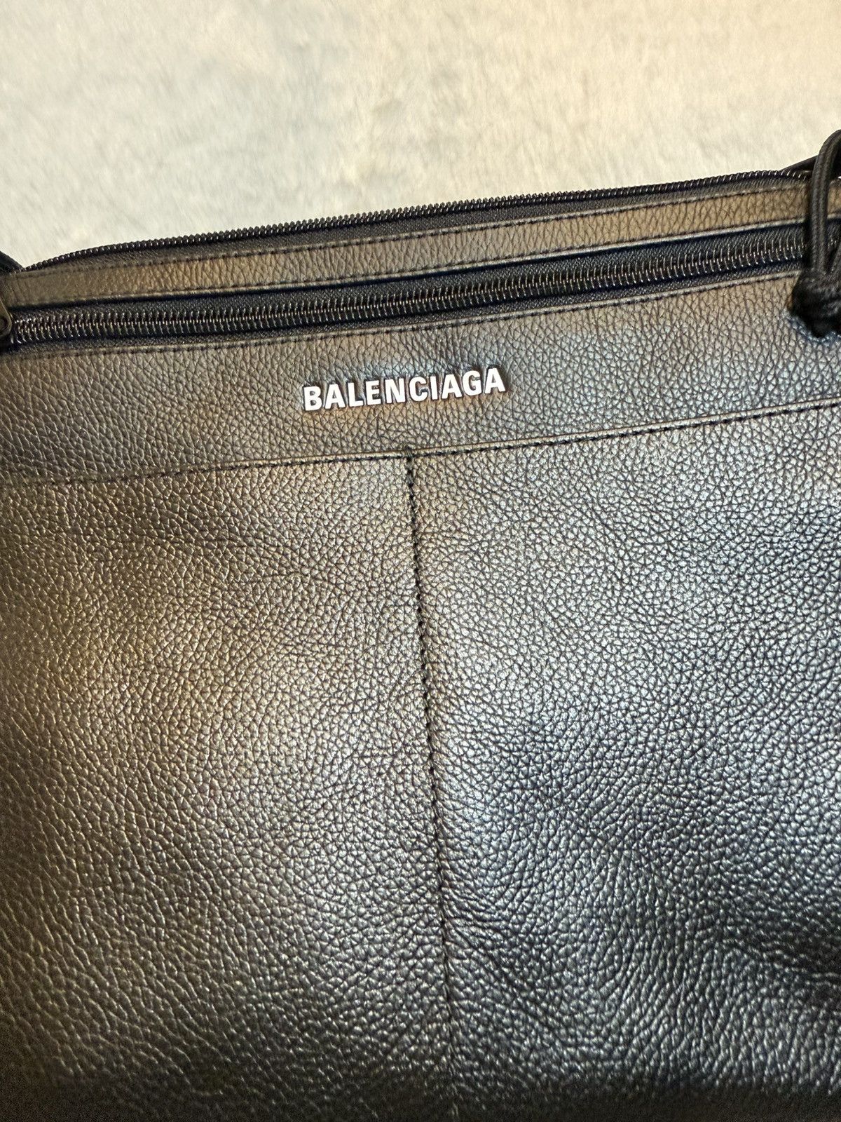 Balenciaga Balenciaga Grained Calfskin Explorer Crossbody Flat Pouch Size ONE SIZE - 5 Thumbnail