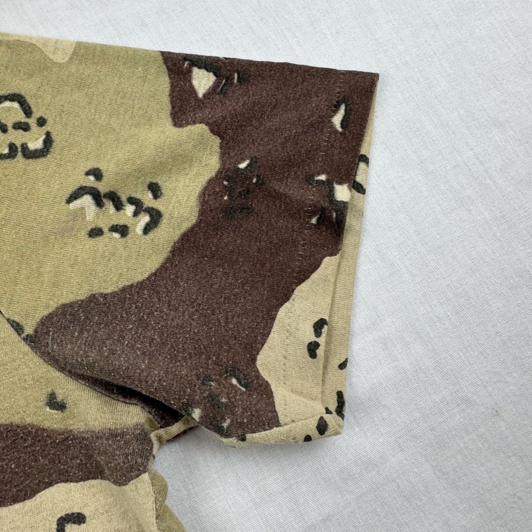 Vintage VINTAGE Unbranded Desert Camo T-Shirt Adult Medium Brown 80s Military Mens Size US M / EU 48-50 / 2 - 3 Thumbnail