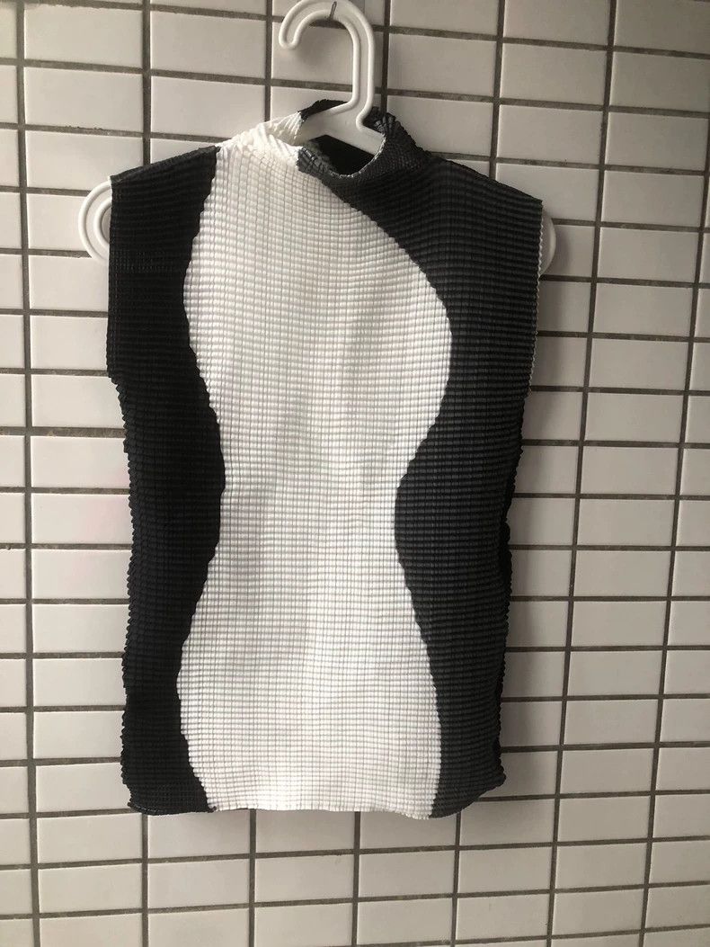 Issey Miyake Issey Miyake size:2 Black and white mainline vest Size S / US 4 / IT 40 - 1 Thumbnail