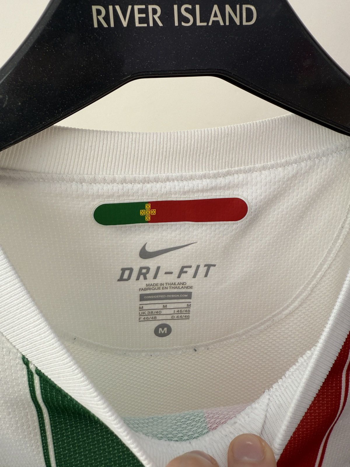 Nike PORTUGAL 2010 2011 AWAY FOOTBALL SHIRT SOCCER JERSEY Size US M / EU 48-50 / 2 - 8 Thumbnail