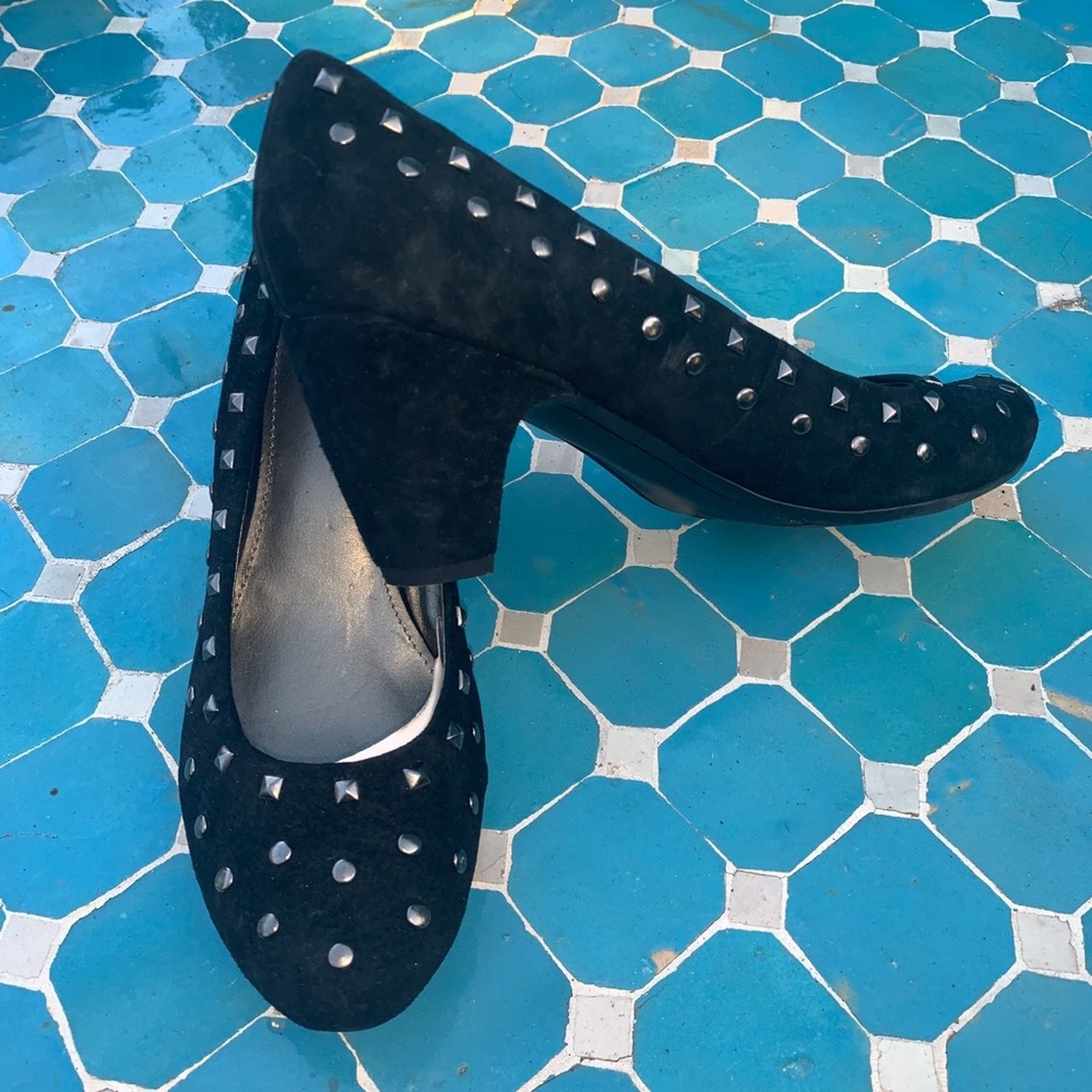 Kenneth Cole NEW KENNETH COLE STUDDED BLACK SUEDE LEATHER PUMPS Size US 8 / IT 38 - 1 Thumbnail