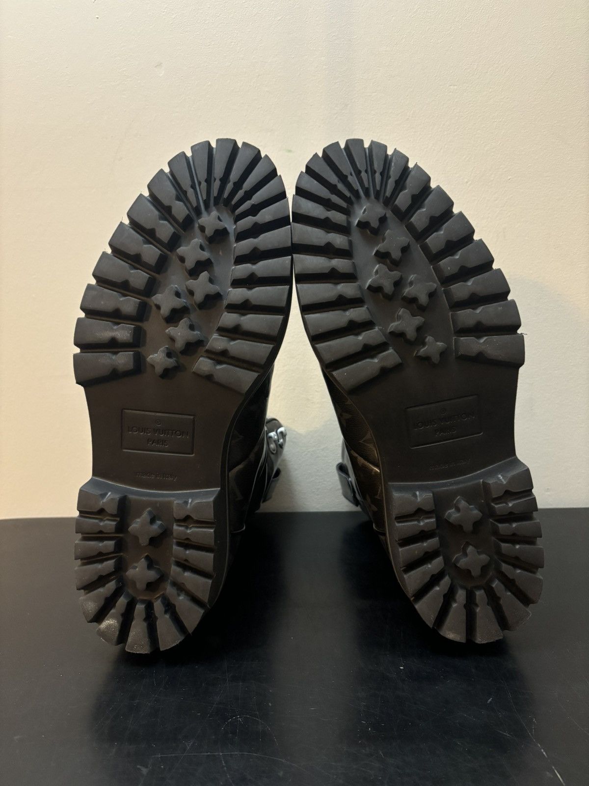 Louis Vuitton Louis Vuitton LV Monogram Patent Leather Outland Boot Size US 8 / EU 41 - 6 Thumbnail