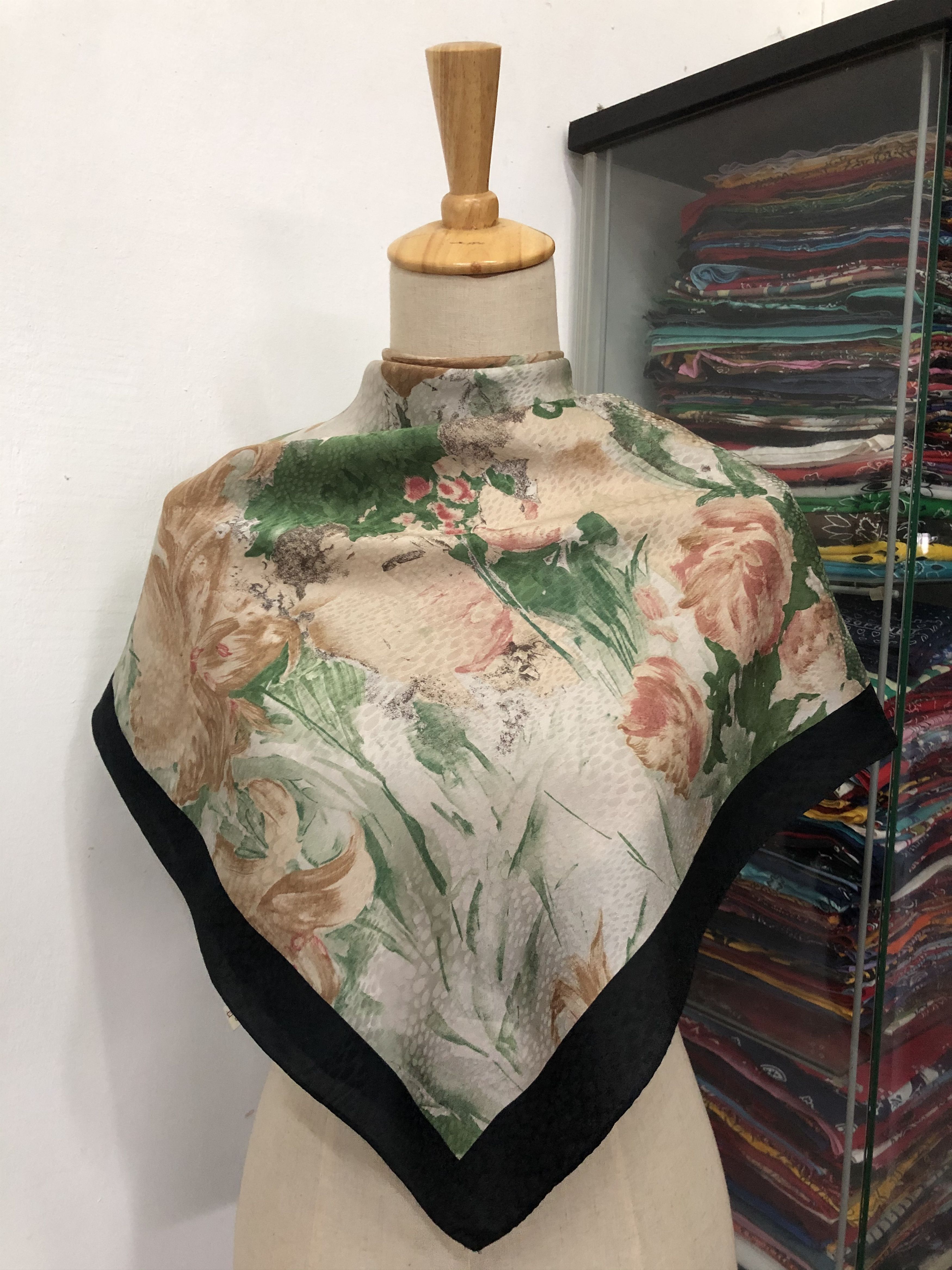 Vintage Vintage Silk Scarf Size ONE SIZE - 1 Thumbnail