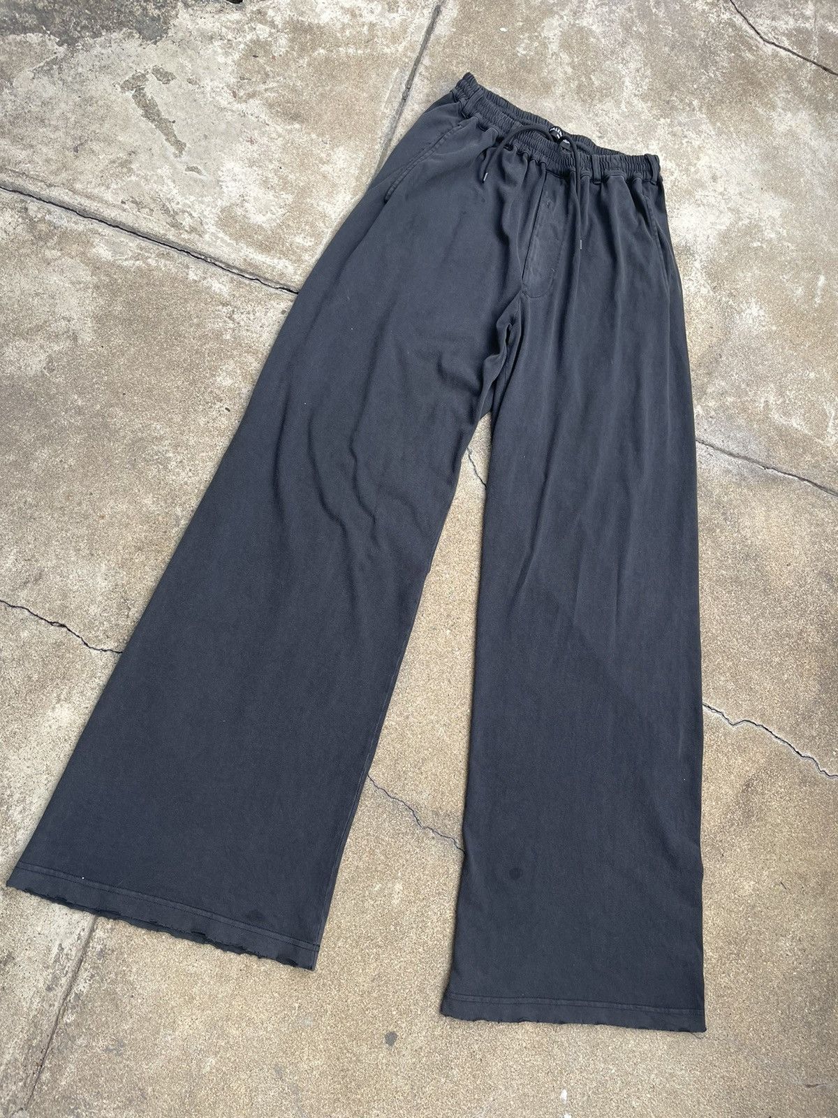 Balenciaga FW22 Wide Leg Distressed Sweats Size US 32 / EU 48 - 2 Thumbnail
