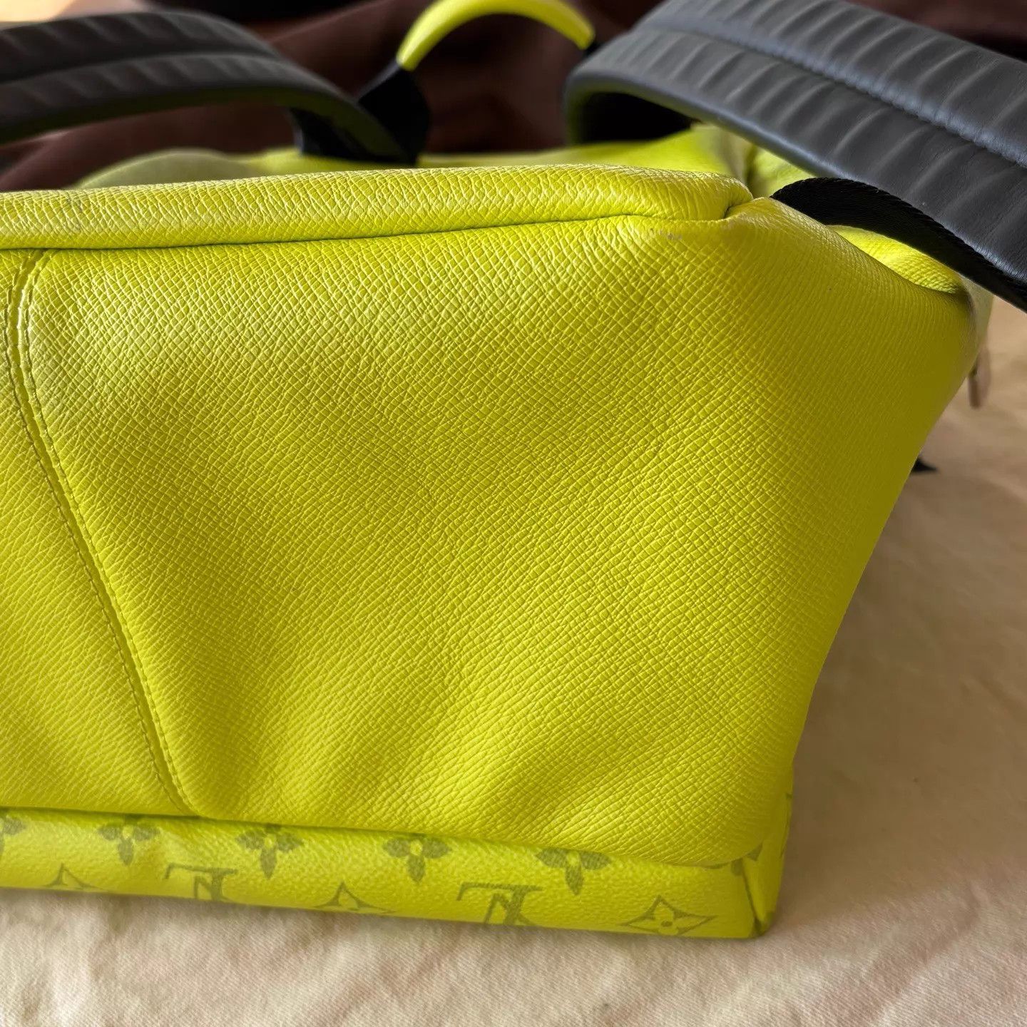 Louis Vuitton LV Discovery Neon Yellow Backpack Size ONE SIZE - 6 Thumbnail