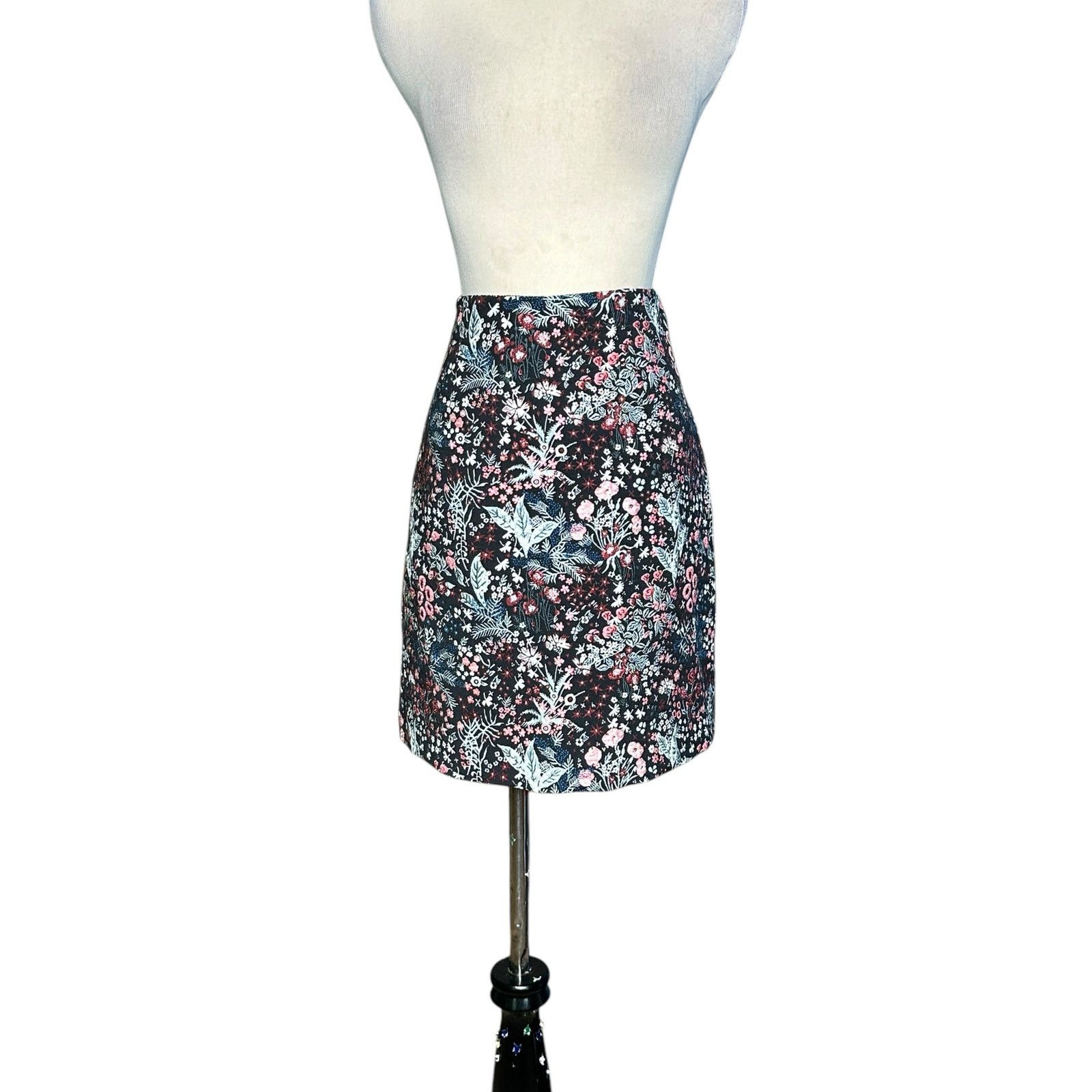 H&M H&M black red floral jacquard mini skirt size 6 Size 28" / US 6 / IT 42 - 8 Thumbnail