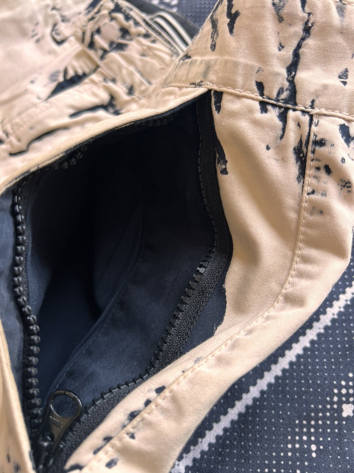 Stone Island Stone Island Hand Corrosion Cargo Shorts Type RE W30 Size US 30 / EU 46 - 15 Thumbnail