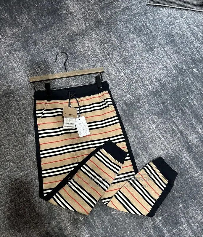 Burberry Burberry Black Check Cotton Casual Pants. Size 30" / US 8 / IT 44 - 2 Thumbnail
