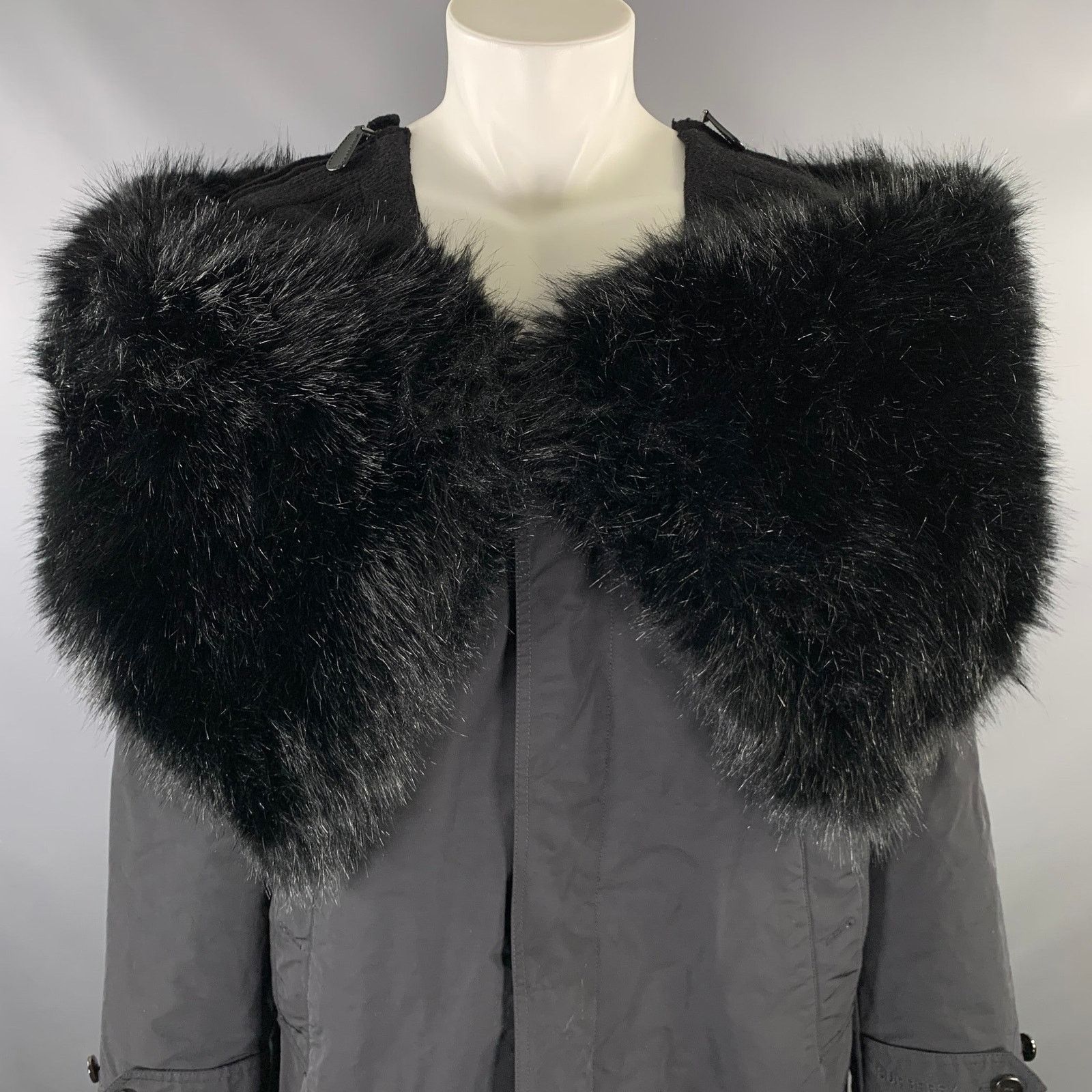 Burberry BURBERRY FW22 Black Textured Polyamide Off-Shoulder Coat Size US XXS / EU 40 - 2 Thumbnail