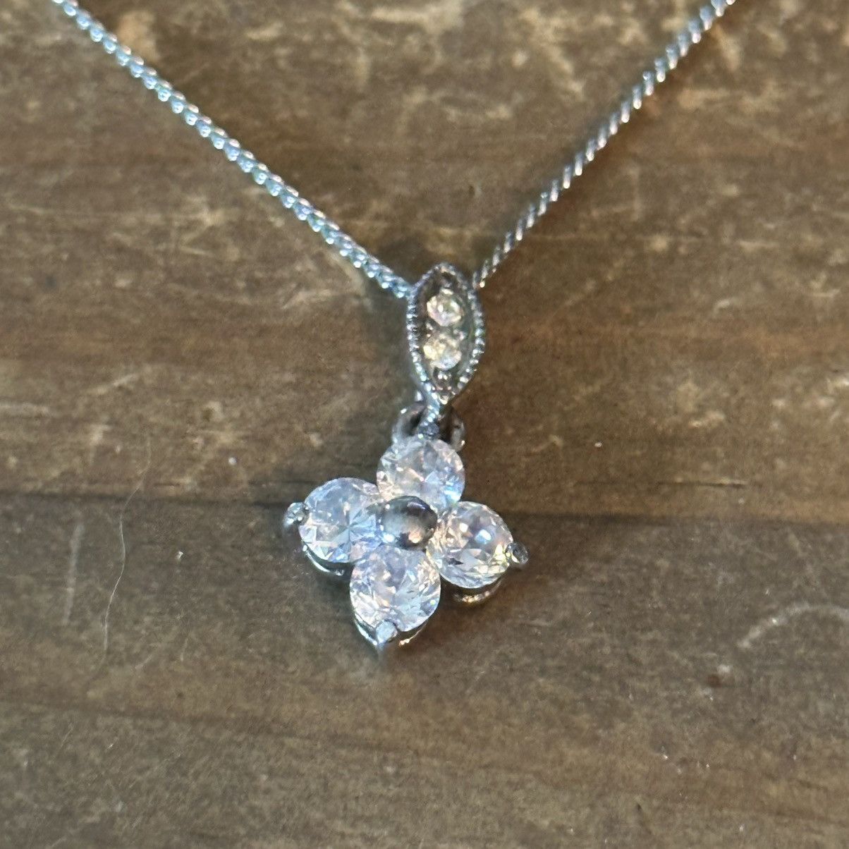 Other Avon dainty silver tone rhinestone flower pendant necklace Size ONE SIZE - 3 Thumbnail