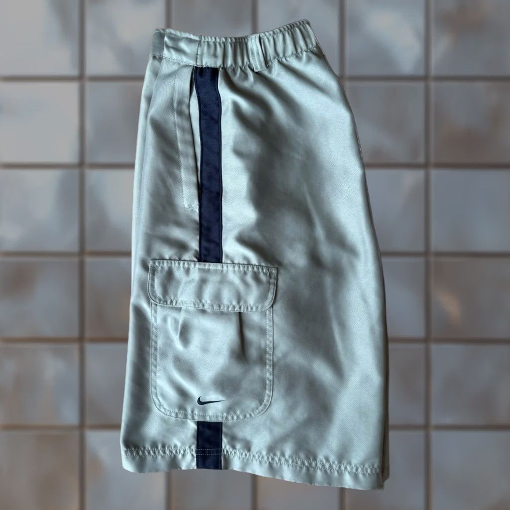 Nike VINTAGE Nike Cargo Shorts Large Gray Y2K Utility Sportswear Men 31 Inseam 11 Zak Zipper Solid Knit Cargo Pocket Mid Rise Pattern 31 in Waist Black? Size US 31 - 1 Thumbnail