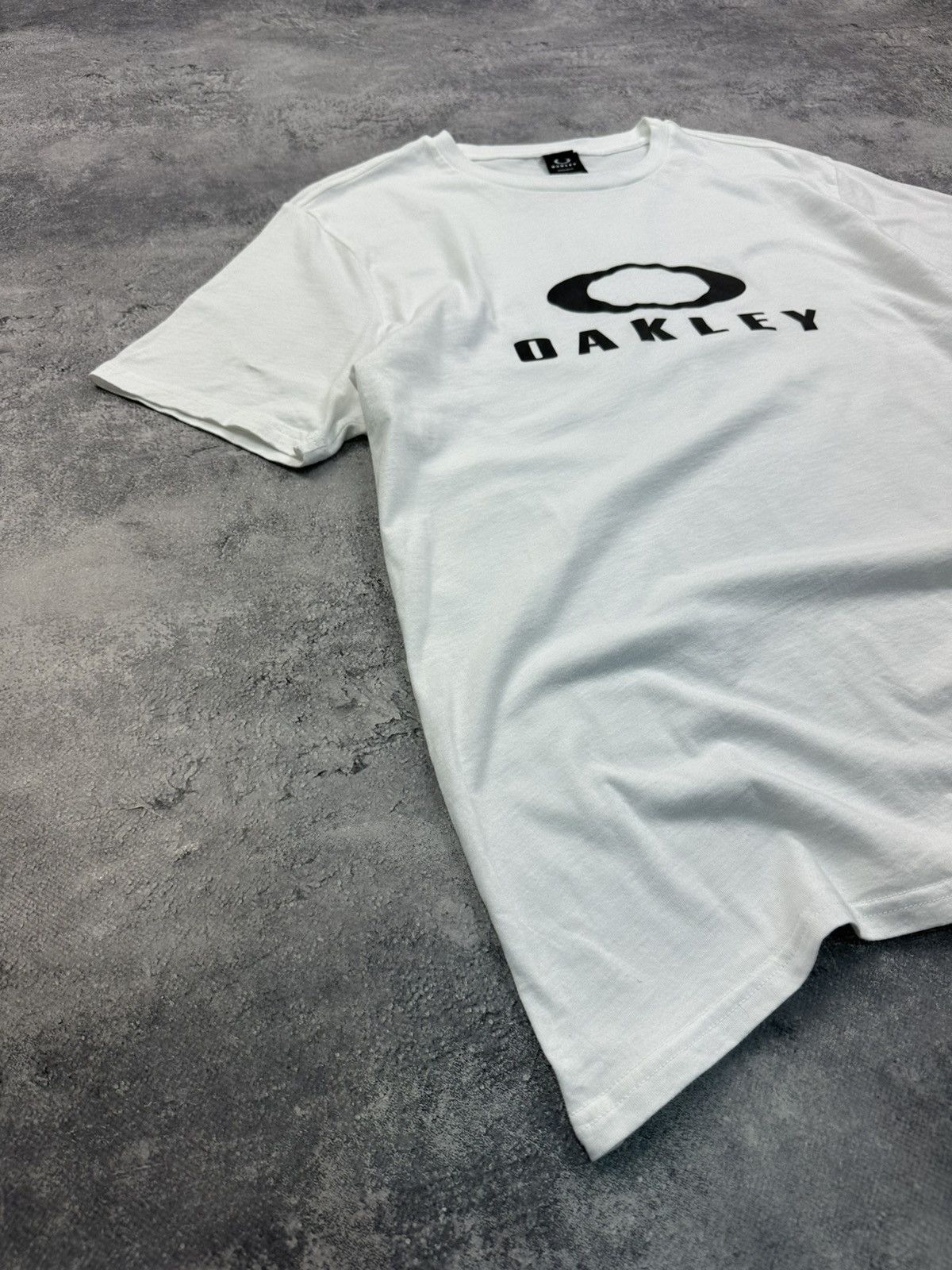 Oakley Vintage Oakley T-Shirt Big Logo Outdoor Japanese White Tee Size US L / EU 52-54 / 3 - 3 Thumbnail