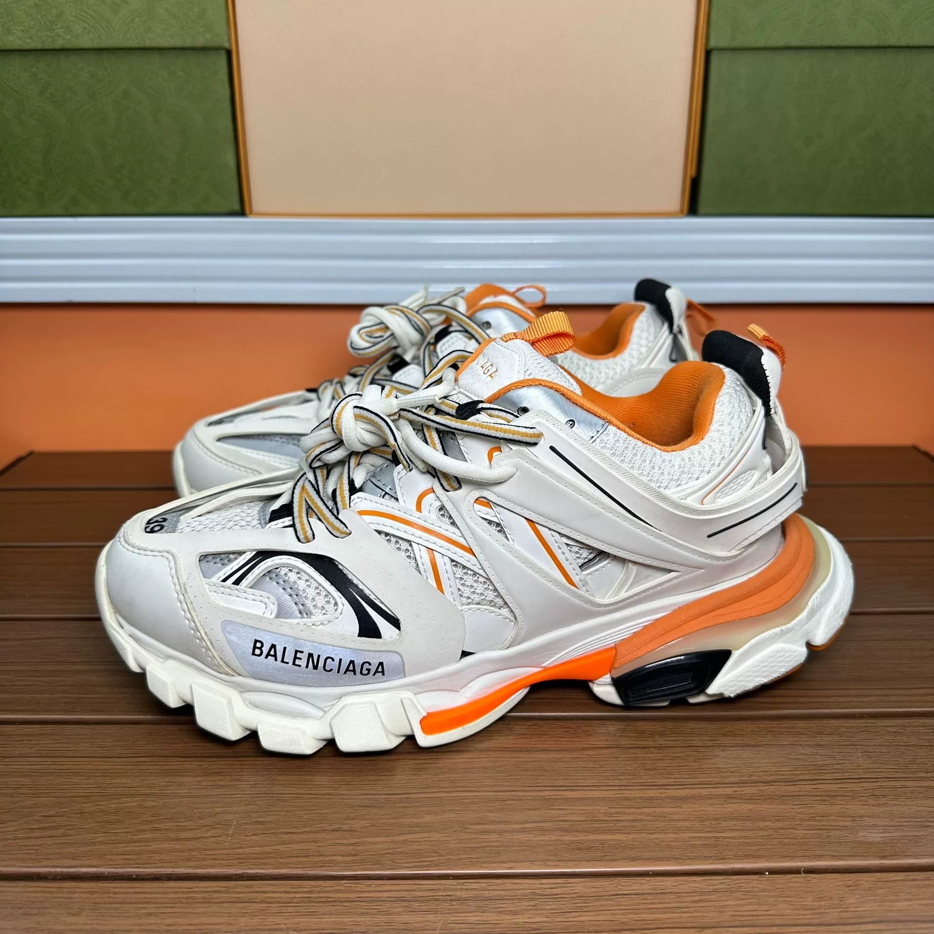 Balenciaga Balenciaga White Lowtop Sneakers 6 Men Size US 6 / EU 39 - 1 Thumbnail