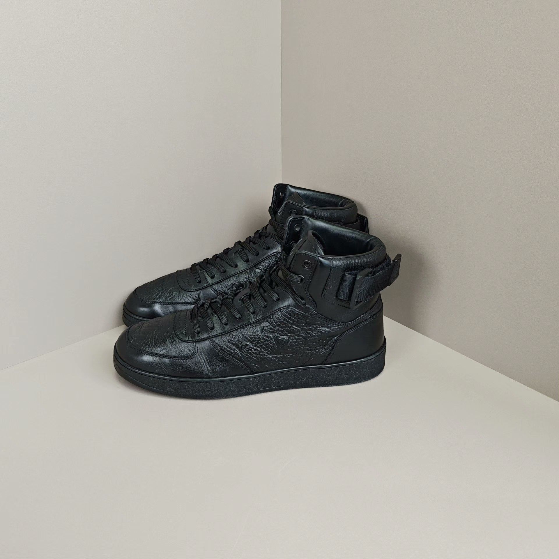 Louis Vuitton Louis Vuitton Hitop Sneakers 7 Men Size US 7 / EU 40 - 1 Thumbnail