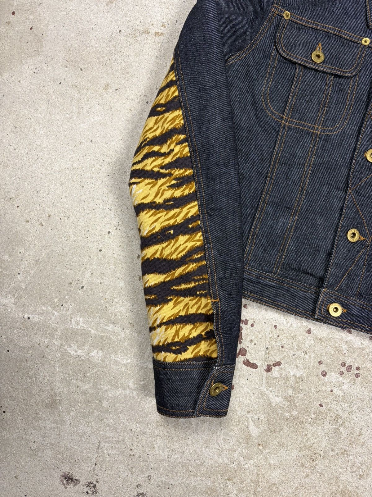 Dolce & Gabbana 2000s Dolce & Gabbana Hybrid Denim & Tiger Print Jacket Size XS / US 0-2 / IT 36-38 - 3 Thumbnail
