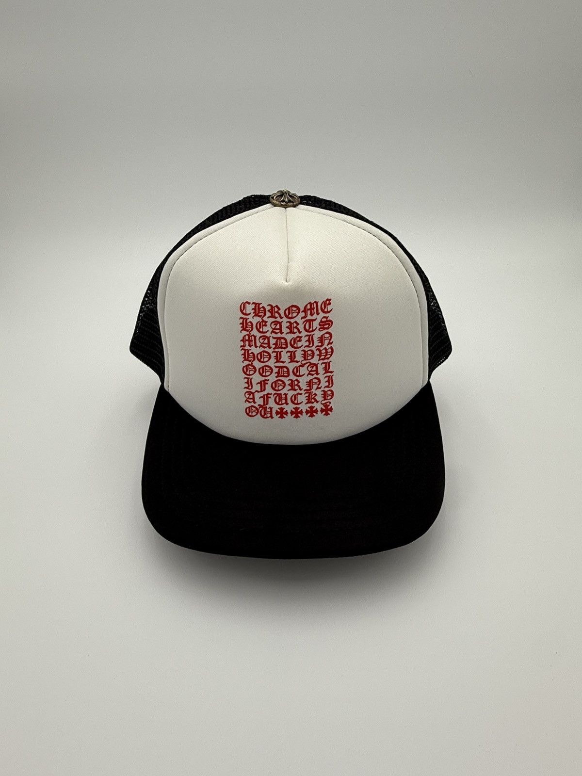 【人気/関税/送料込み】 Chrome Hearts Eyechart Trucker Hat Bl Chrome Hearts Eyechart Trucker Hat Black/White/Red | Parallel
