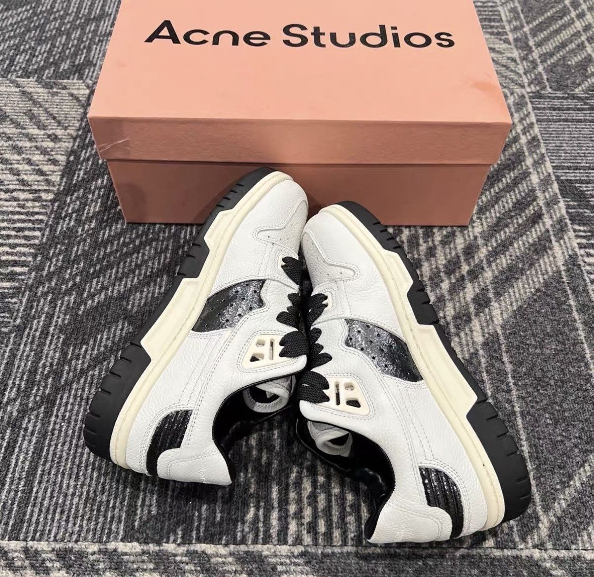 Acne Studios Acne Studios Black and White Panda Leather Sneakers J42 Size US 6 / IT 36 - 4 Thumbnail