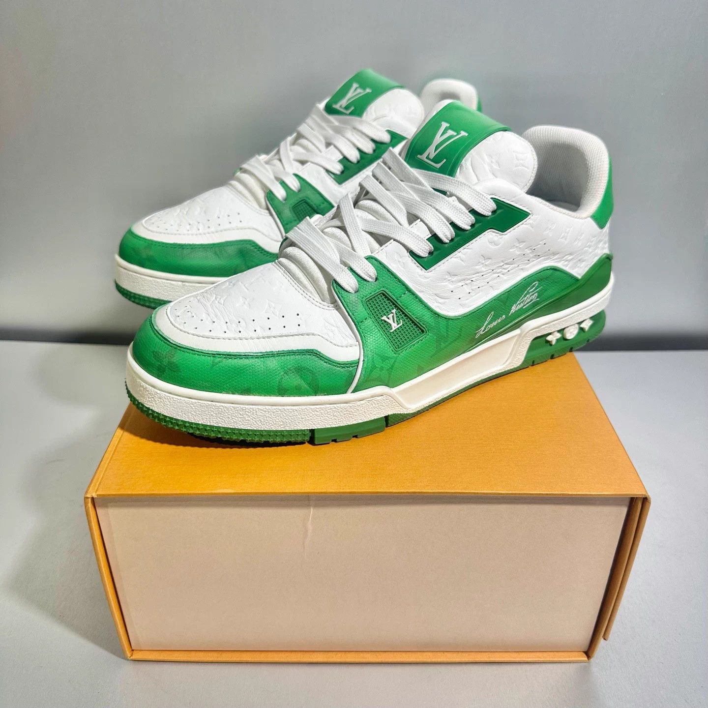 Louis Vuitton Louis Vuitton Trainer White/Green Embossed Print 9/43 Mint Size US 9 / EU 42 - 8 Thumbnail