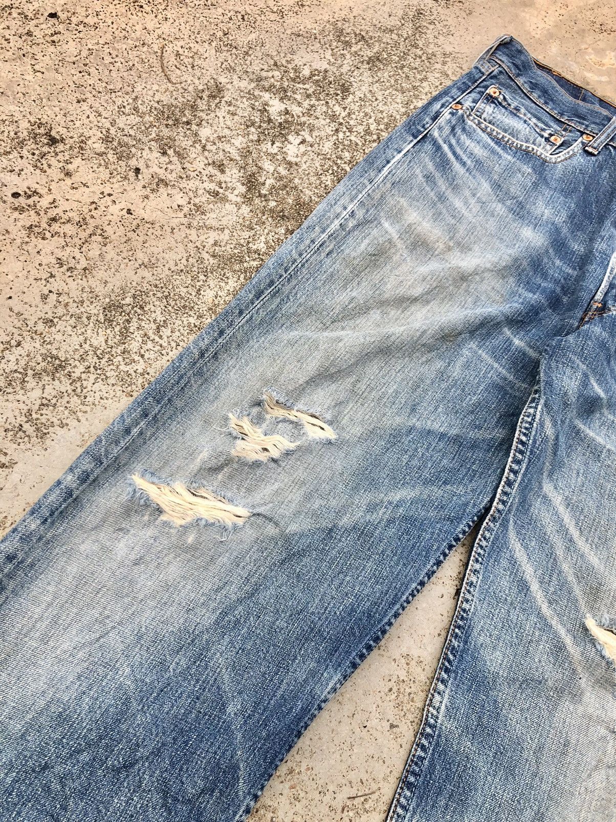 Levi's VINTAGE LEVIS 501 DISTRESSED JEANS Size US 33 - 2 Thumbnail
