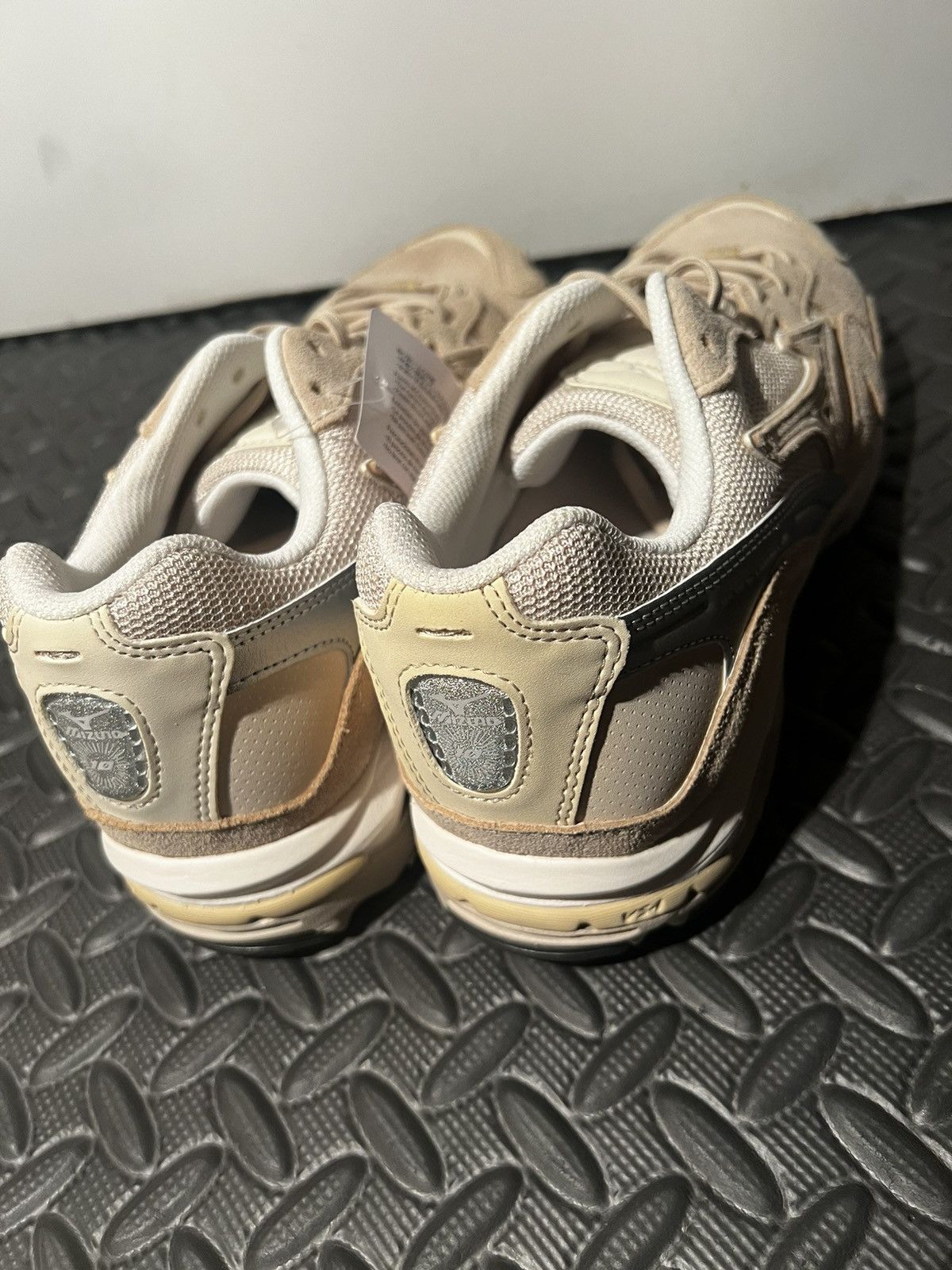Mizuno NEW Mizuno Wave Rider 10 Premium size 10 Beige Suede shoes Size US 10 / EU 43 - 7 Thumbnail