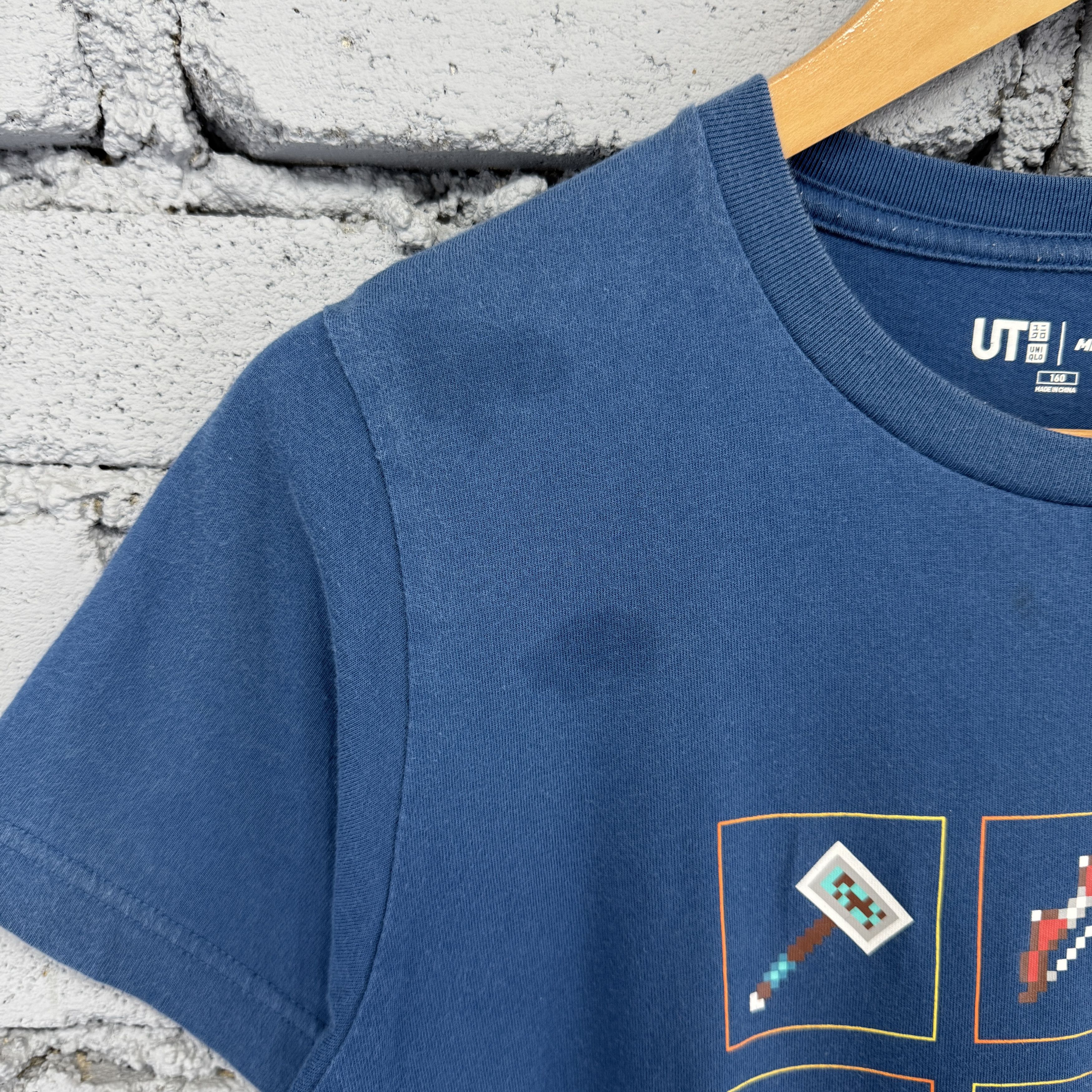Uniqlo Uniqlo Minecraft "Dungeon Crawler" Graphic Sunfaded Tshirt Size US S / EU 44-46 / 1 - 4 Thumbnail