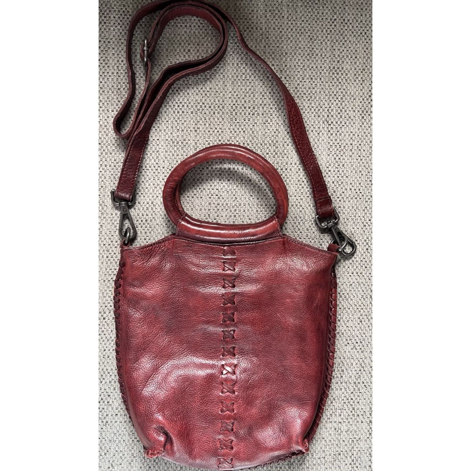 Vintage Latico Crossbody Bag Women Burgundy Leather Oxblood Distressed Adjustable Strap Inner Pockets Outdoor Pockets EUC Size ONE SIZE - 2 Thumbnail
