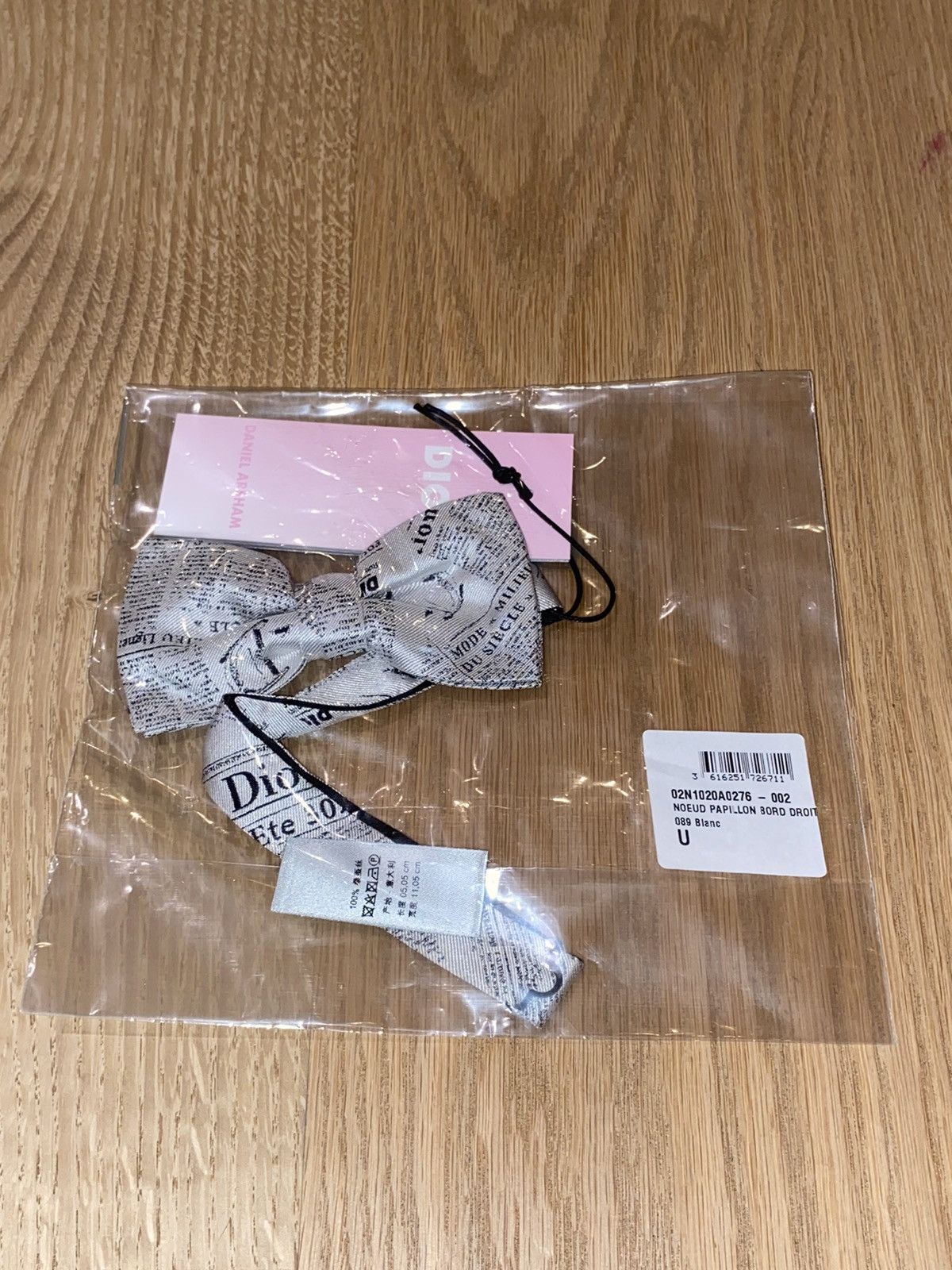 Daniel Arsham × Dior Daniel Arsham x Dior Bowtie Newspaper Size ONE SIZE - 1 Thumbnail