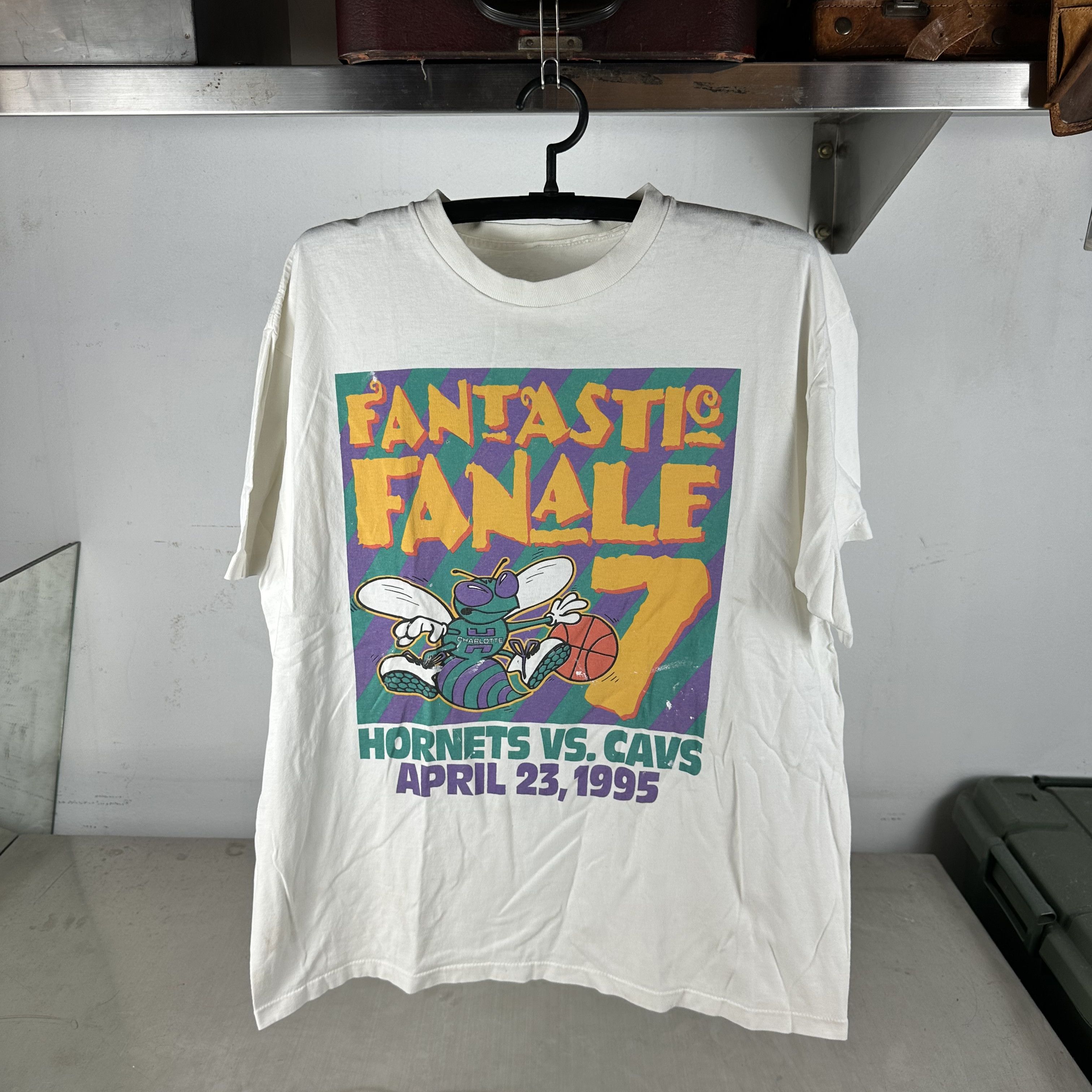 Vintage 1995 Charlotte Hornets VS Cavs Fantastic Fanale NBA T-shirt Size US XL / EU 56 / 4 - 1 Thumbnail
