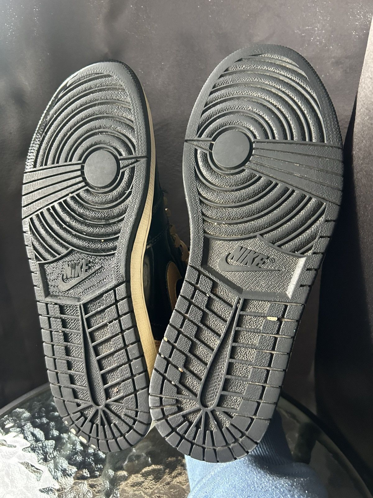 Jordan Brand 2018 Jordan 1 Gold Toe Size US 9.5 / EU 42-43 - 6 Thumbnail