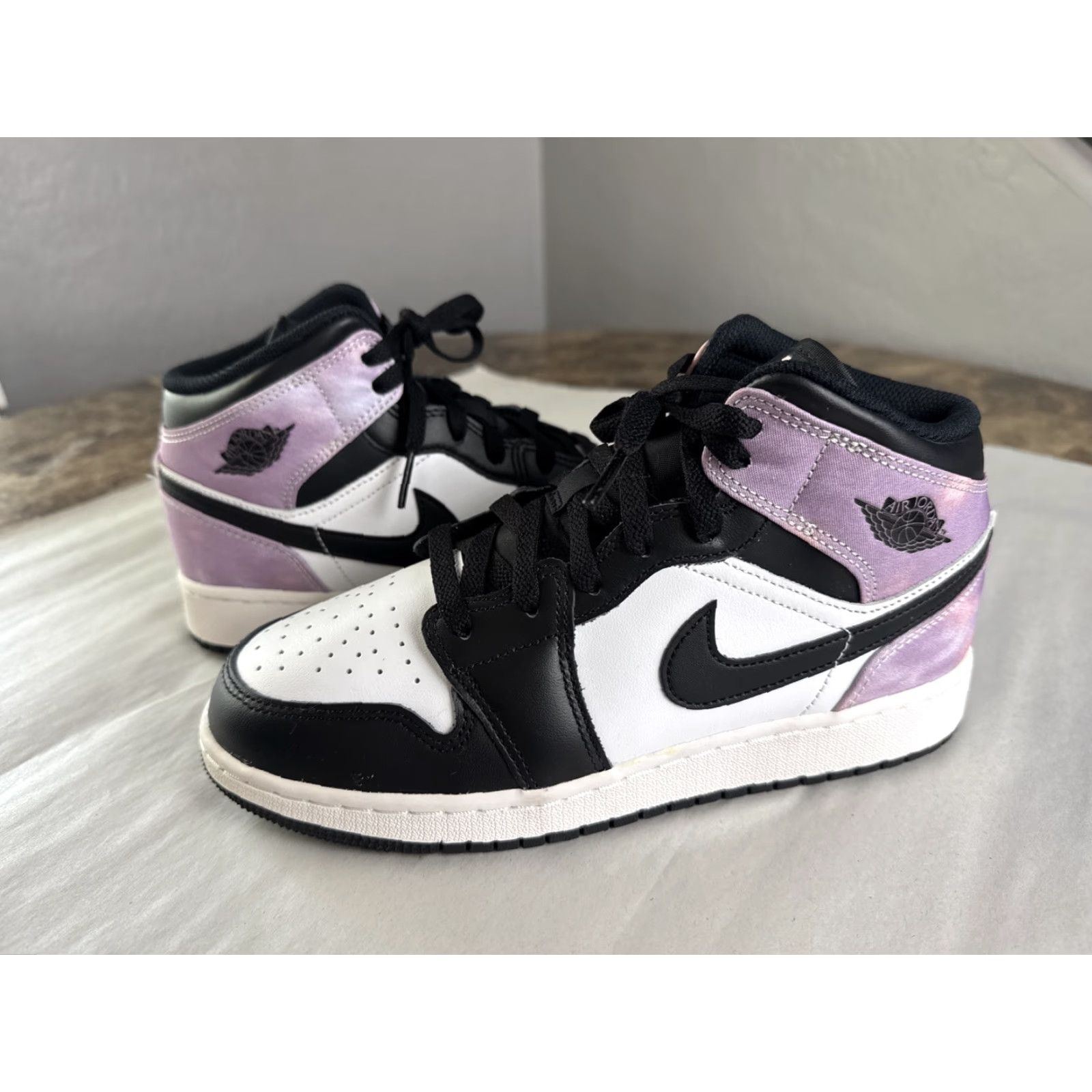 Jordan Brand Nike Air Jordan 1 Mid Bleached Coral White Black DM1200-001 6Y Womens 7.5 Shoes Size ONE SIZE - 2 Thumbnail