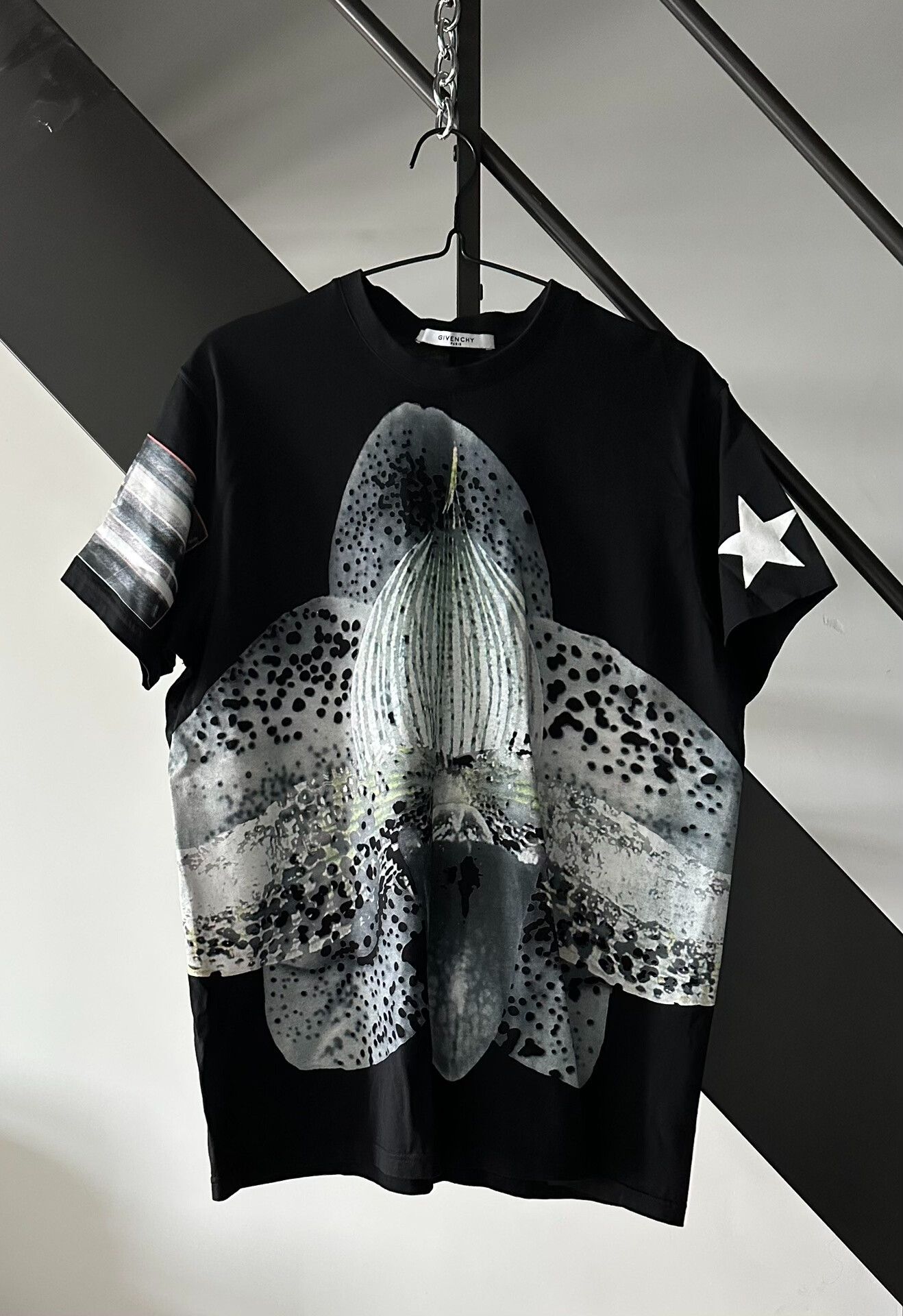 Givenchy Givenchy Orchid T-Shirt for Oversized Wear Size US M / EU 48-50 / 2 - 1 Thumbnail