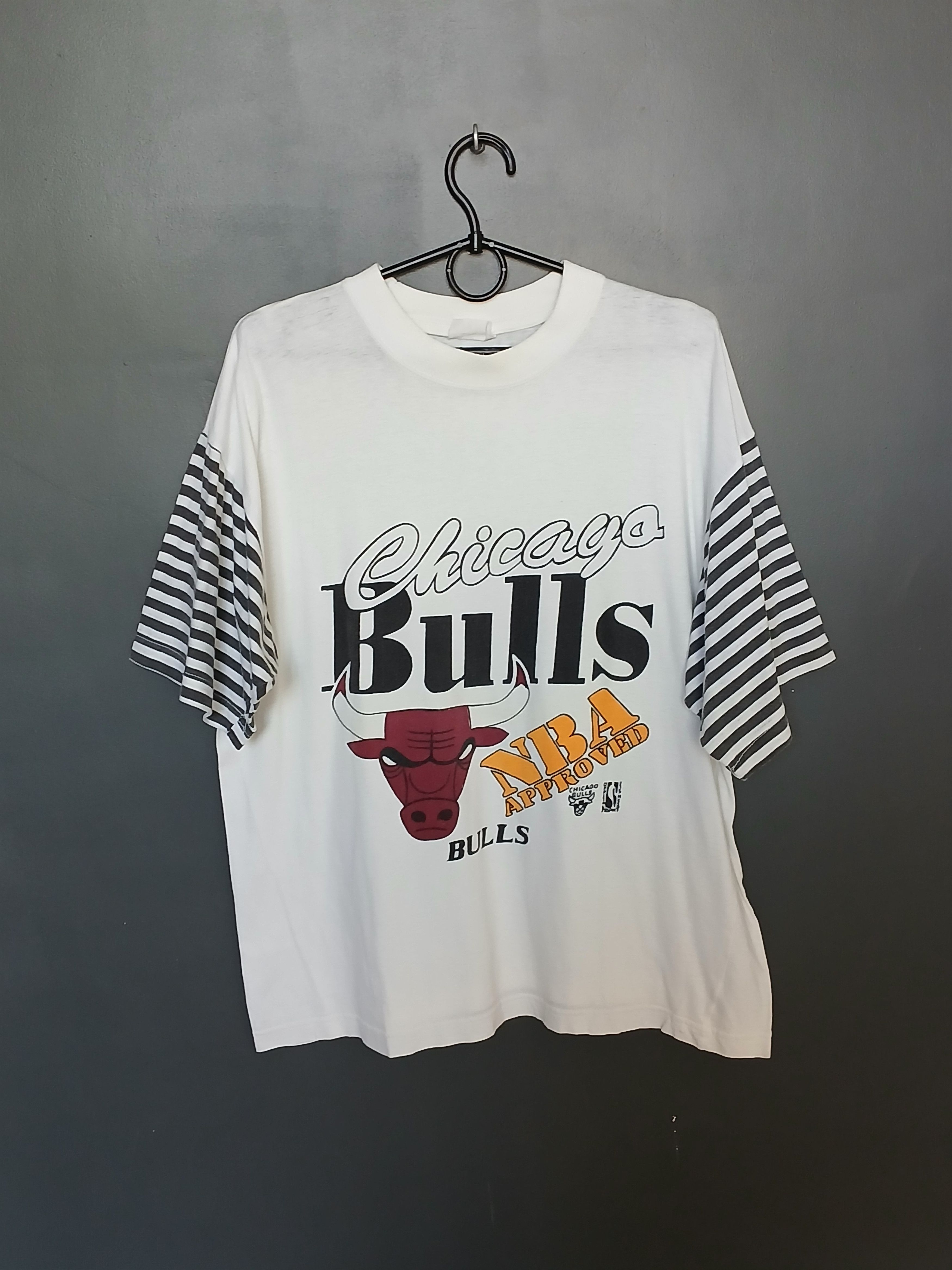 トップス 90s vintage NBA CHICAGO BULLS shirt y2k VINTAGE 90s Chicago Bulls NBA T-Shirt Size XL Red Single
