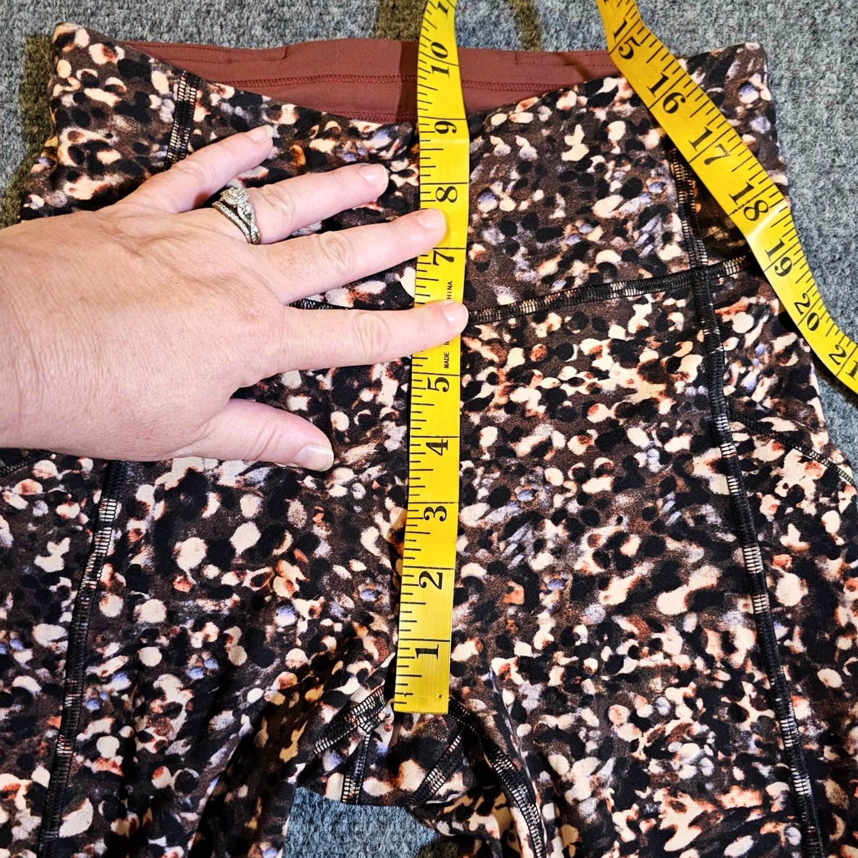 Lululemon Lululemon Pants Womens 4 Brown Invigorate Cropped Capri Stretch Compression Dots Geometric Pattern Cropped Stretchy Activewear 4 Women Mens Size 27" / US 4 / IT 40 - 4 Thumbnail