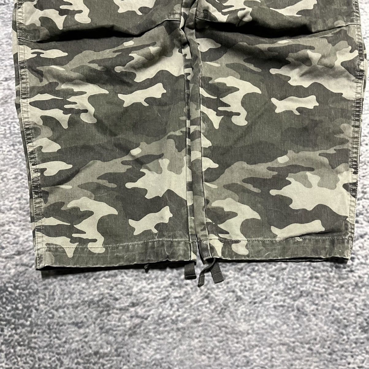 Banana Republic Vintage Banana Republic Camo Cargo Pants 2000s Y2K 38x28 Size US 38 / EU 54 - 5 Thumbnail