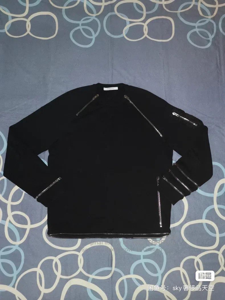 Givenchy Show model heavy-duty zippered thick sweater