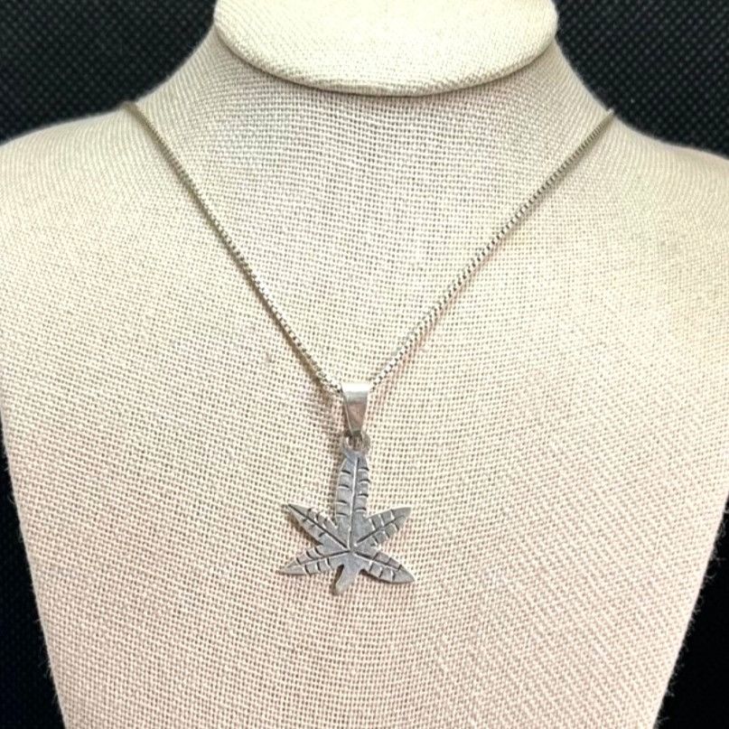 Vintage Vintage Sterling silver 925 Hemp Leaf Pendant 18" Box Chain Size ONE SIZE - 1 Thumbnail