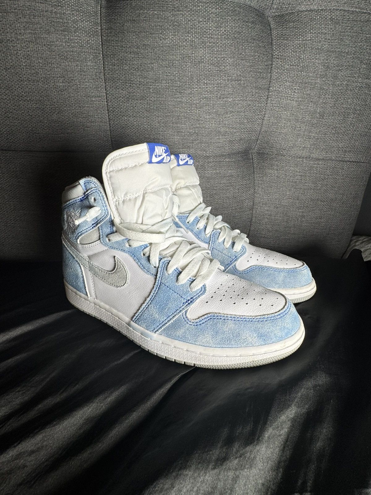 Jordan Brand Nike Air Jordan 1 Retro High OG Hyper Royal Size US 9.5 / EU 42-43 - 1 Thumbnail