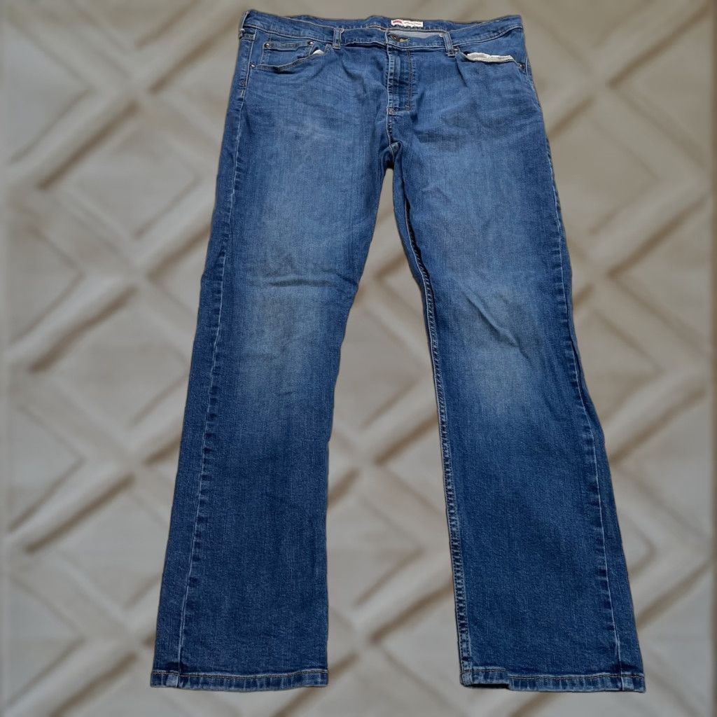 Wrangler Wrangler Jeans Regular Taper Mens Size 40 X 32 Medium Wash Denim High Rise Solid Size US 40 / EU 56 - 1 Thumbnail
