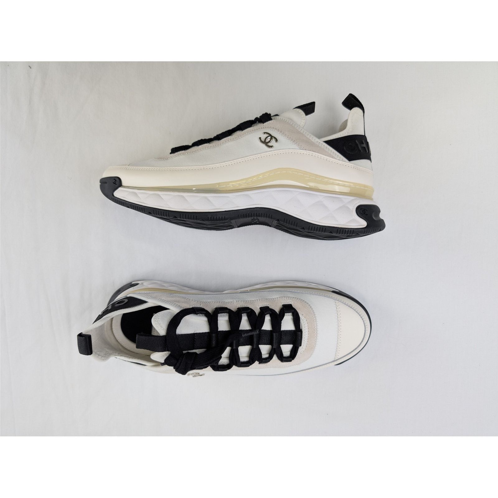 Chanel o1rshd1 Low Top Sneakers in White/Black Size US 10 / EU 43 - 1 Thumbnail