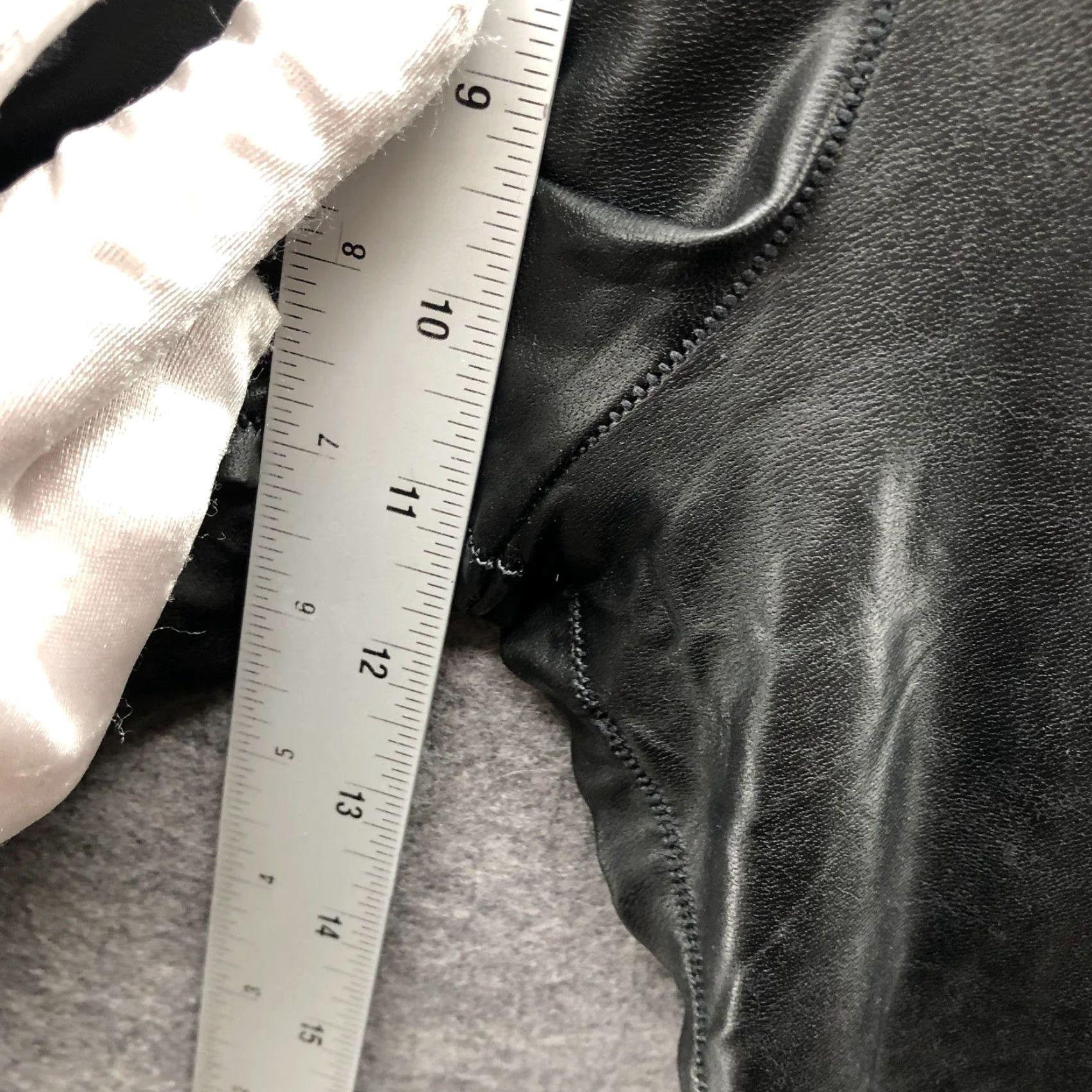 Aritzia VINTAGE? No. Wilfred Free Aritzia Daria Leggings Womens S Black Faux Leather Vegan Black Leggings City Modern 90s? (adjust not allowed) Size 28" / US 6 / IT 42 - 6 Thumbnail