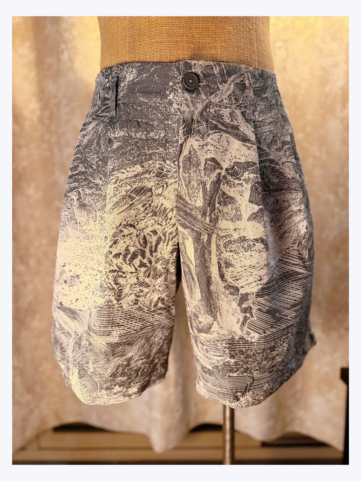 Other Art-Inspired Textured Shorts – Monochrome Print – unisex Size 29" - 1 Thumbnail