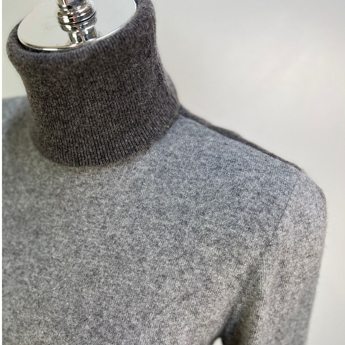 Valentino Vintage 80s Valentino Cashmere Turtleneck Gray Sweater Size S / US 4 / IT 40 - 6 Thumbnail