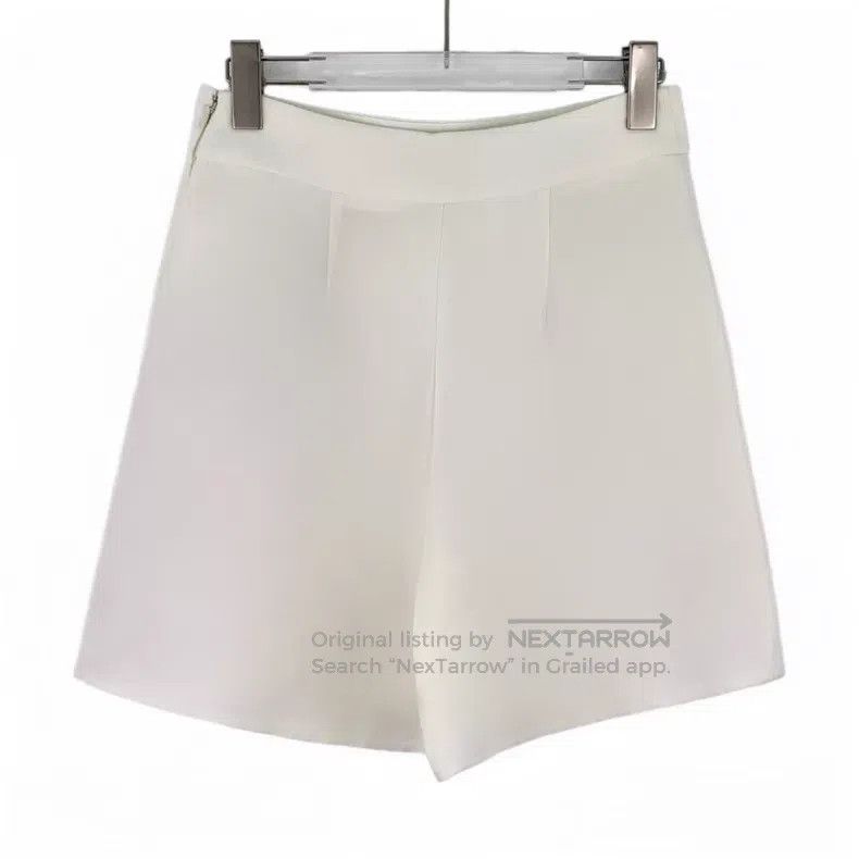 Louis Vuitton Louis Vuitton 24 white small leather label casual shorts Size US 38 / EU 54 - 2 Thumbnail