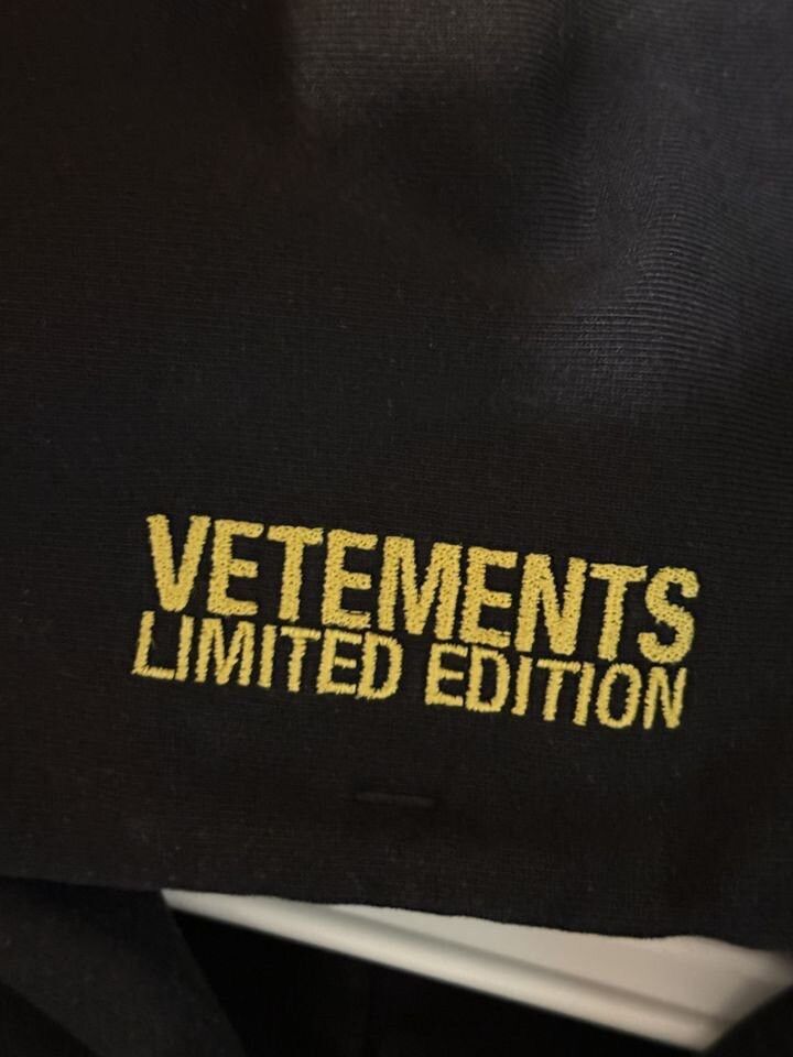 Vetements Vetements World Tour Size US M / EU 48-50 / 2 - 3 Thumbnail