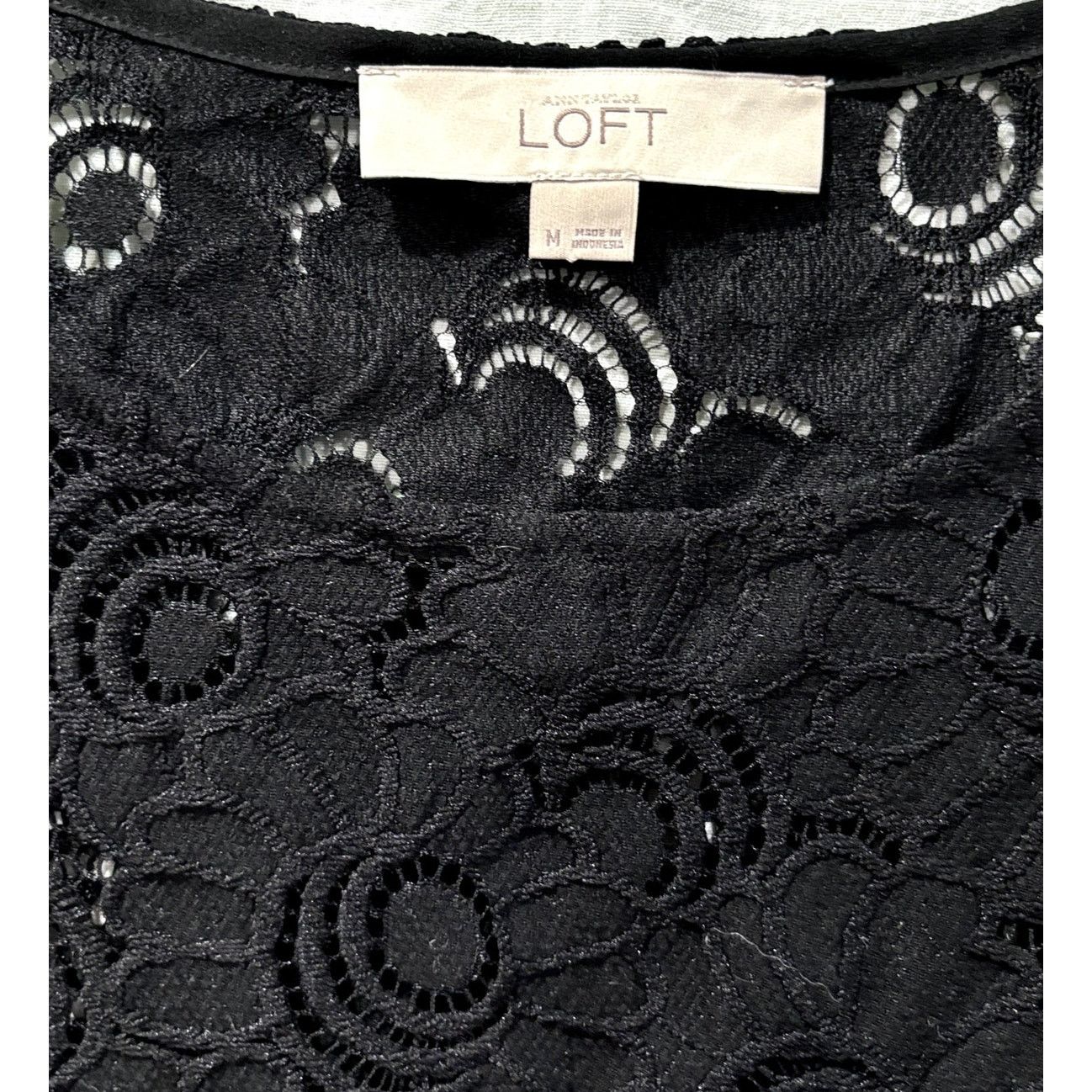 Loft LOFT Ann Taylor Black Embroidered Cut Out Short Sleeve Top Size M / US 6-8 / IT 42-44 - 4 Thumbnail