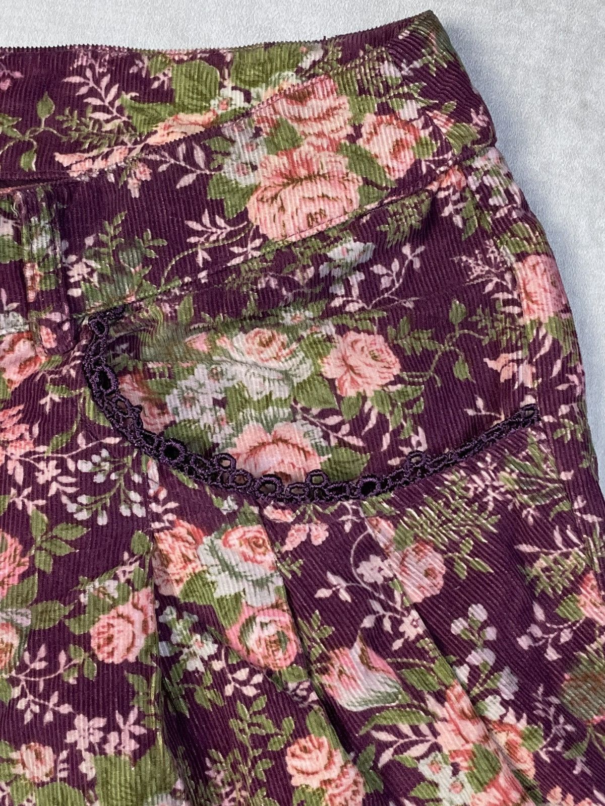 Japanese Brand Axes Femme Himekaji Purple Floral Corduroy Shorts Size 26" / US 2 / IT 38 - 4 Thumbnail