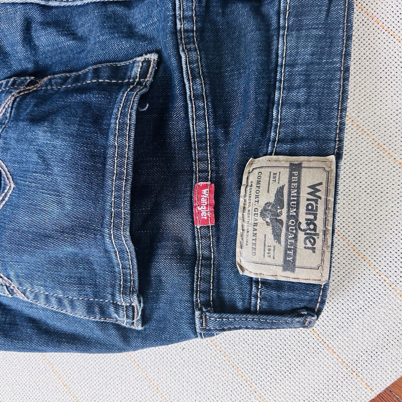 Wrangler Wrangler Men's Blue Denim Dark Wash Taper Straight fit Jeans Size US 32 / EU 48 - 9 Thumbnail