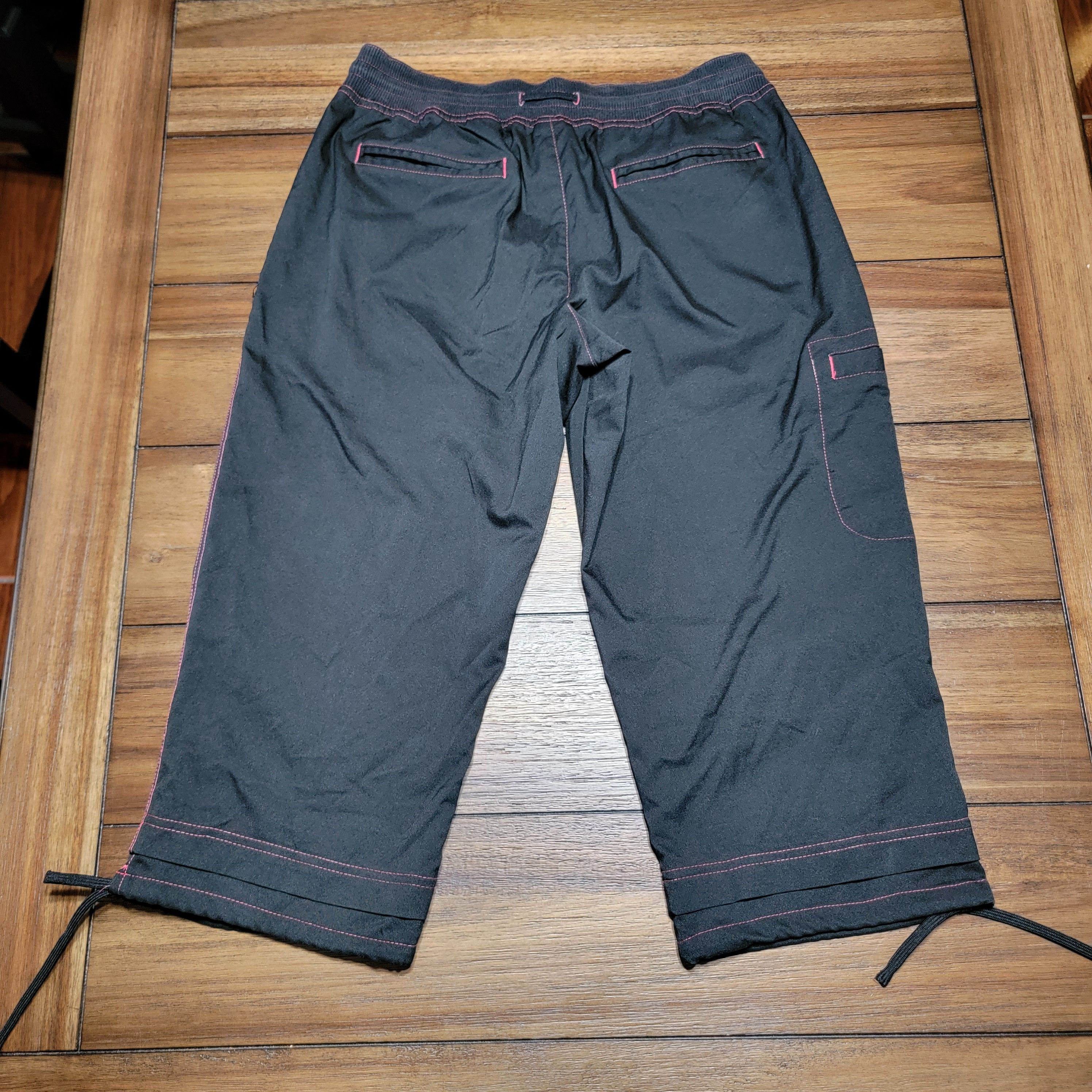 Other BCG Black w/ Pink Trim Capri Pants - Size Small Size 28" / US 6 / IT 42 - 3 Thumbnail