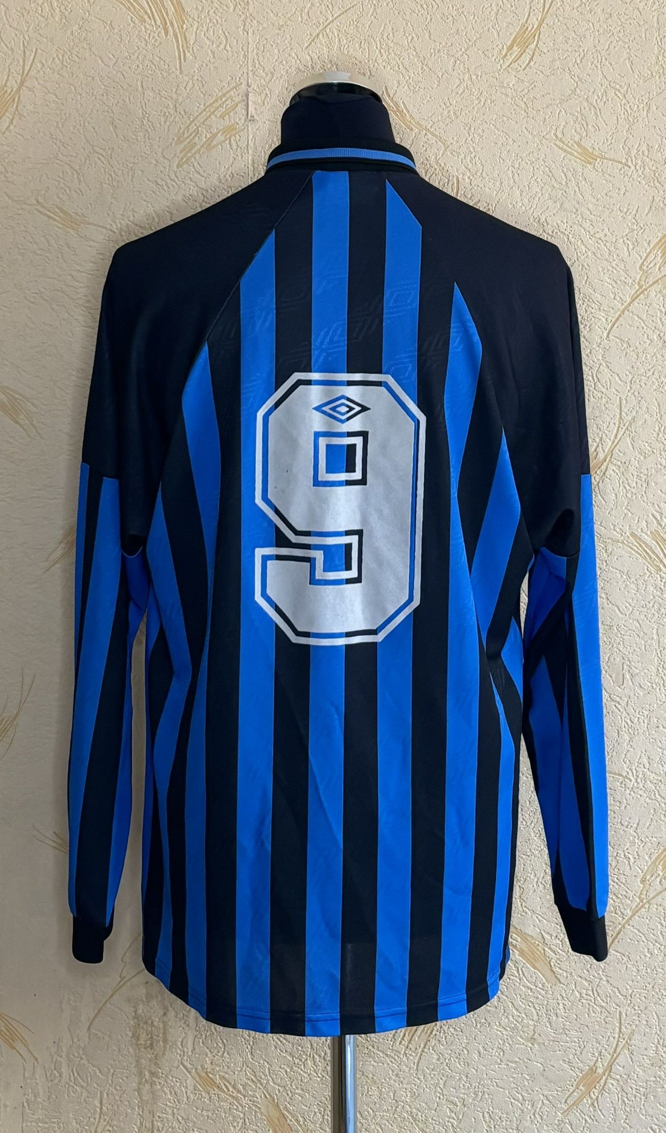 Umbro Template Umbro 9 Football Jersey sizes. XL Size US XL / EU 56 / 4 - 2 Thumbnail